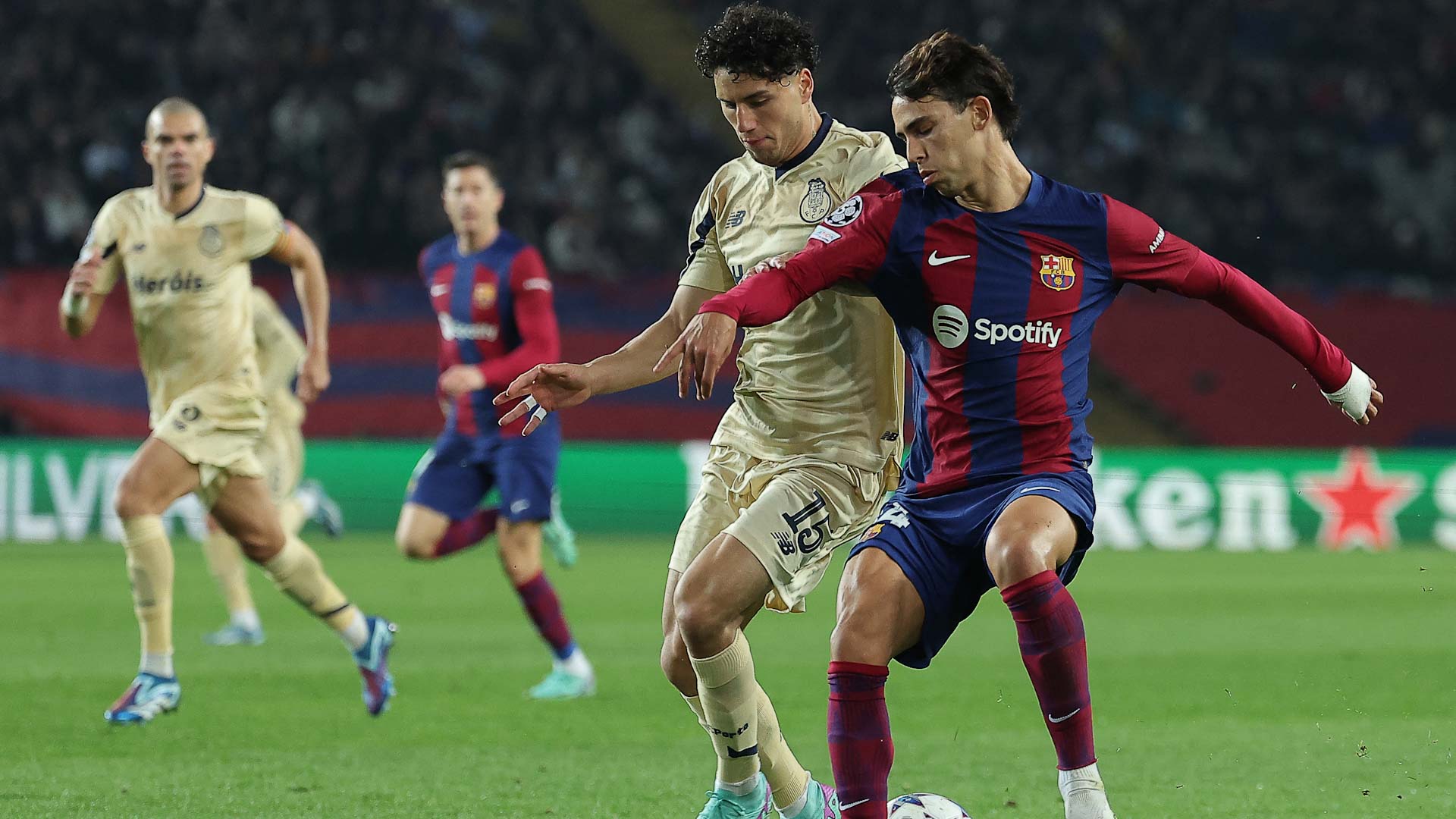 صورة بعنوان: برشلونة يهزم بورتو ويتأهل لدور الـ16 في دوري الأبطال 