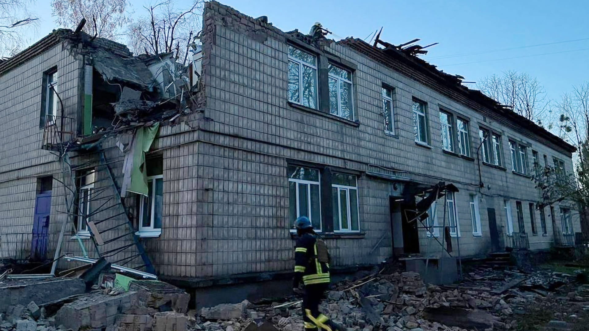 صورة بعنوان: إصابة 10 أشخاص في هجمات صاروخية روسية على شرق أوكرانيا 