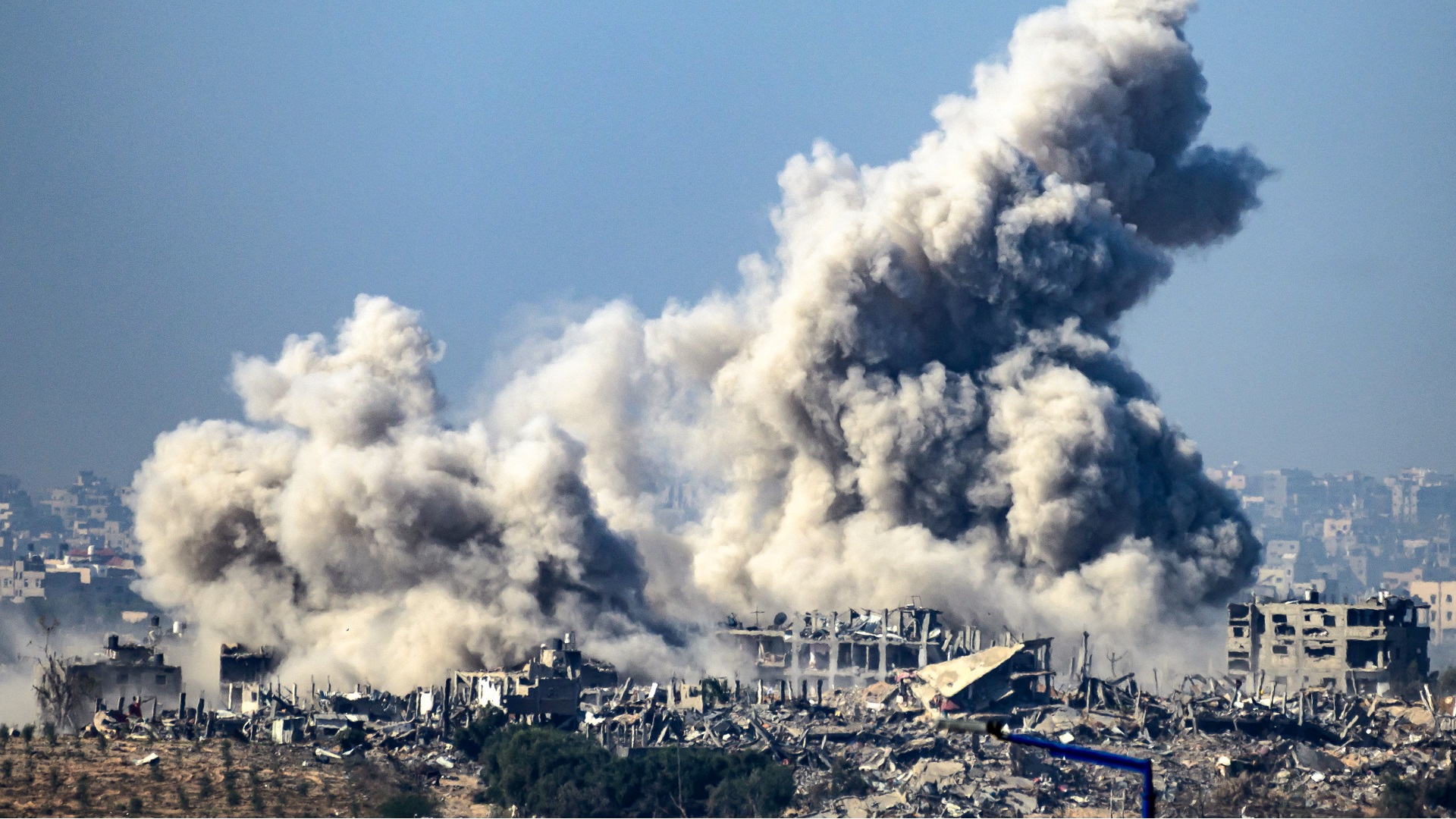 Image for the title: More than 100 dead in Gaza after truce ends 