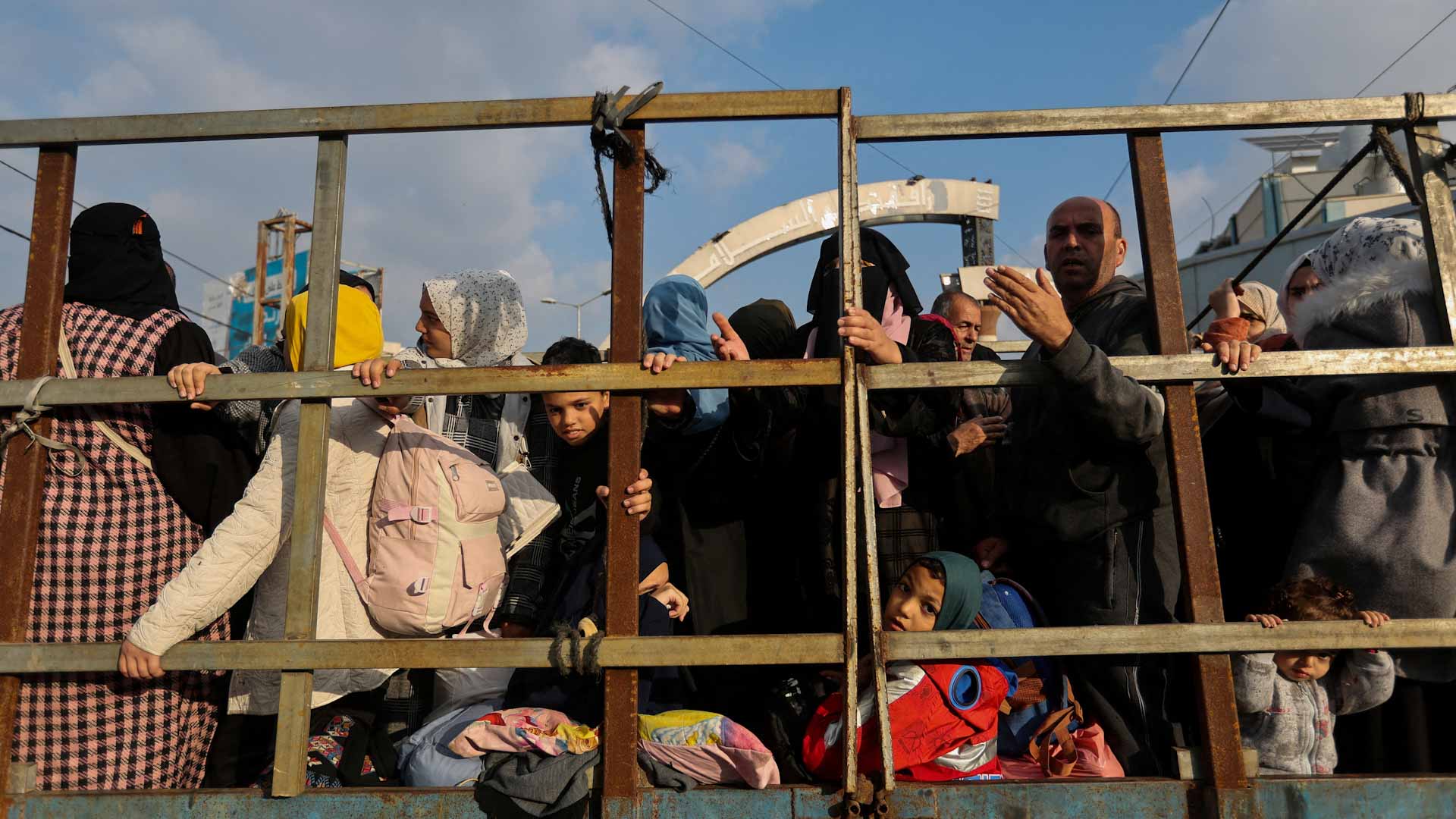 صورة بعنوان: لليوم الثاني..قصف إسرائيلي دامٍ يثخن جراح غزة بعد انتهاء الهدنة 