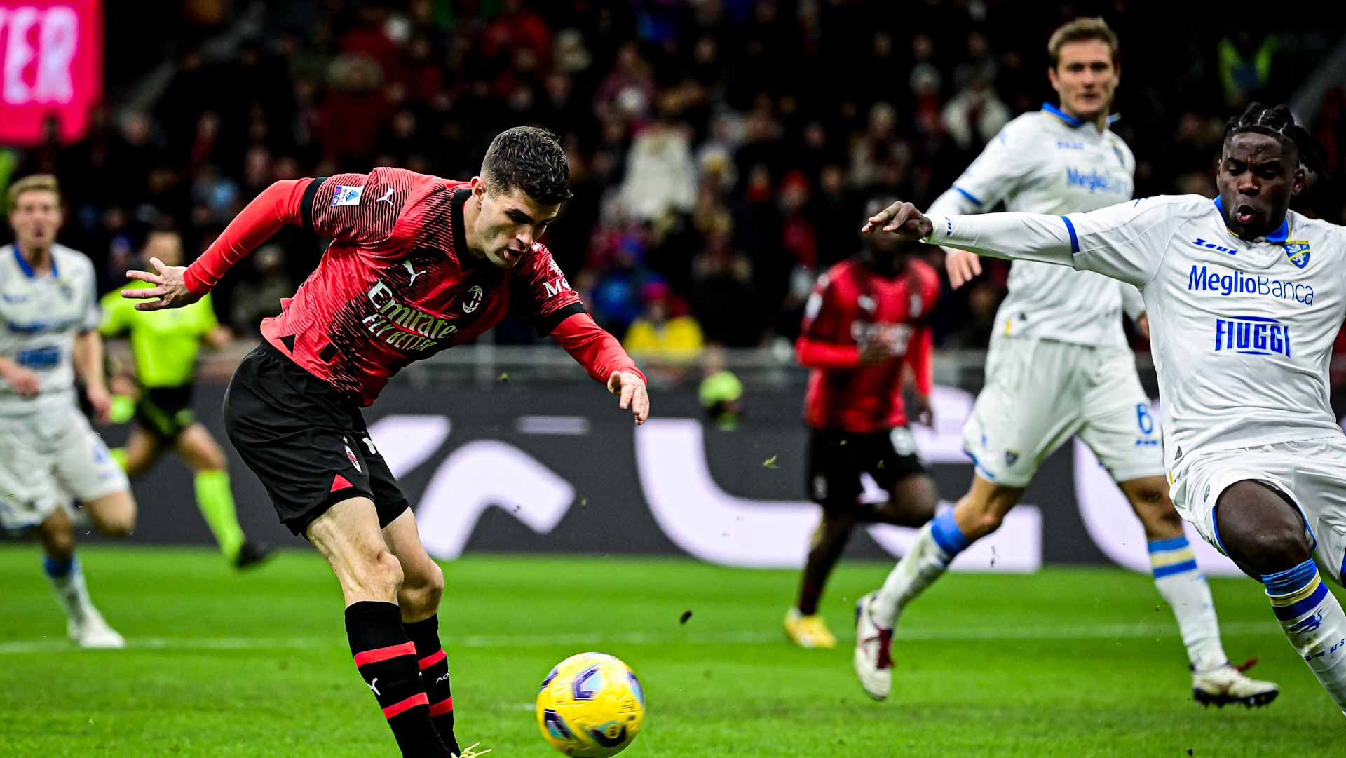 صورة بعنوان: ميلان يقسو على فروسينوني في الدوري الإيطالي لكرة القدم  