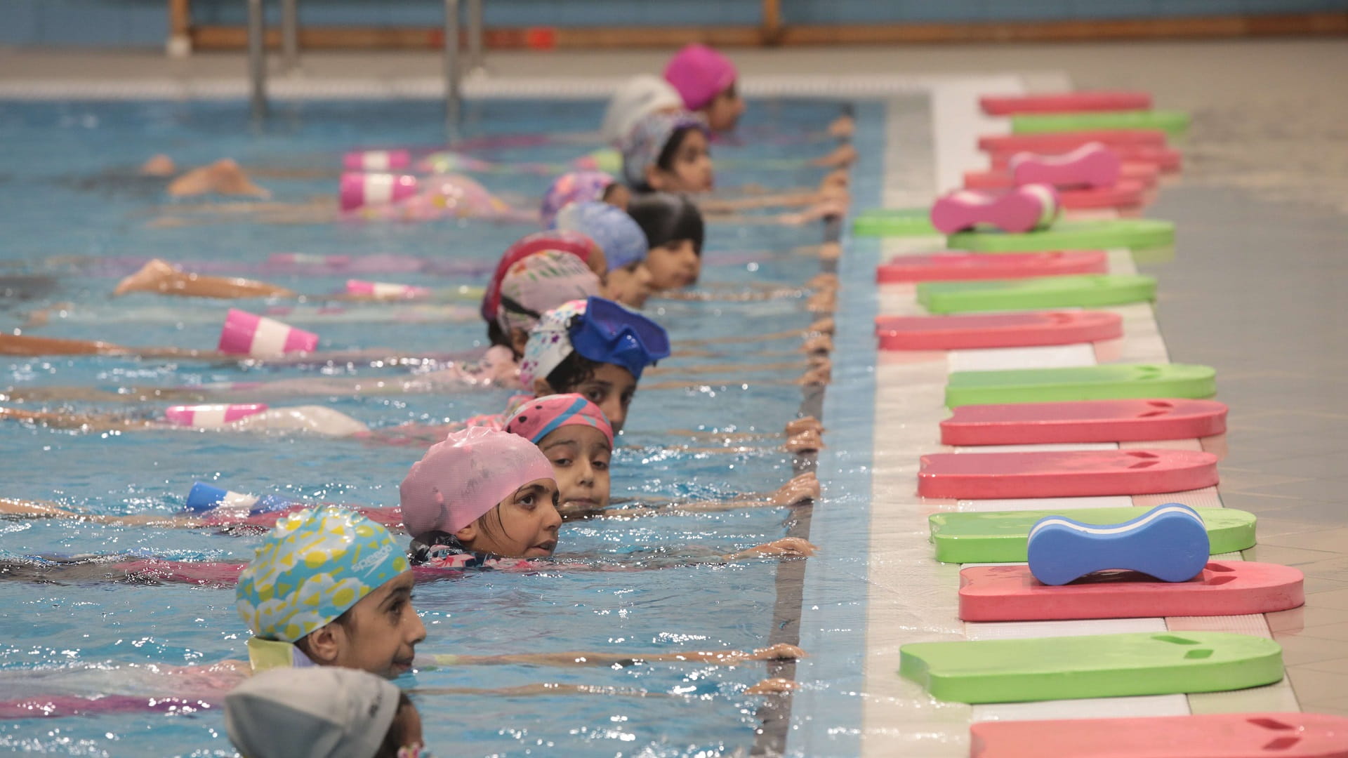 صورة بعنوان: يستهدف 100 منتسبة... أطفال الشارقة تطلق مشروع المسبح الاحترافي 