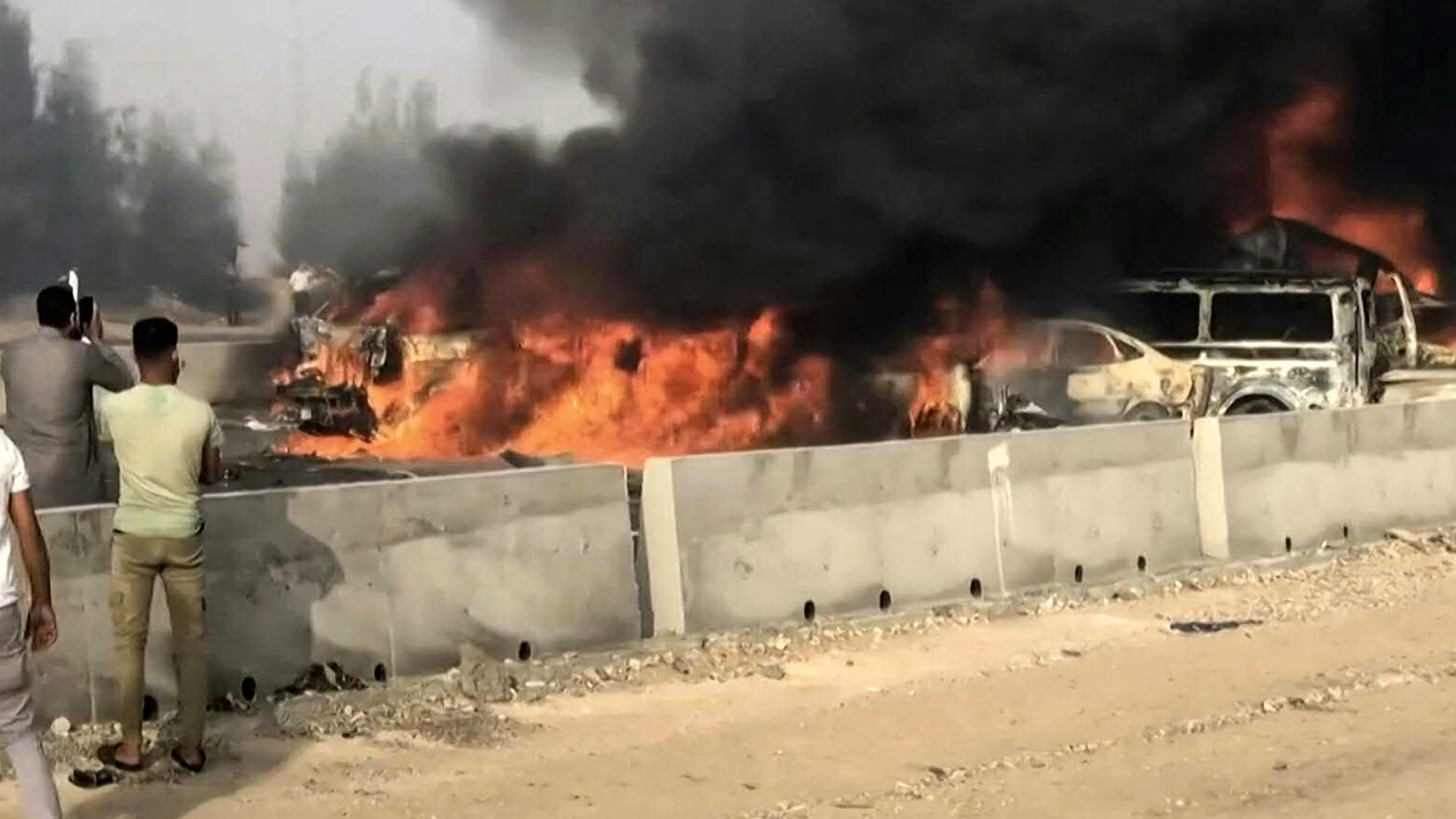 صورة بعنوان: حادث تصادم حافلة ركاب وسيارات بمصر يسفر عن مقتل 35 شخصاً 