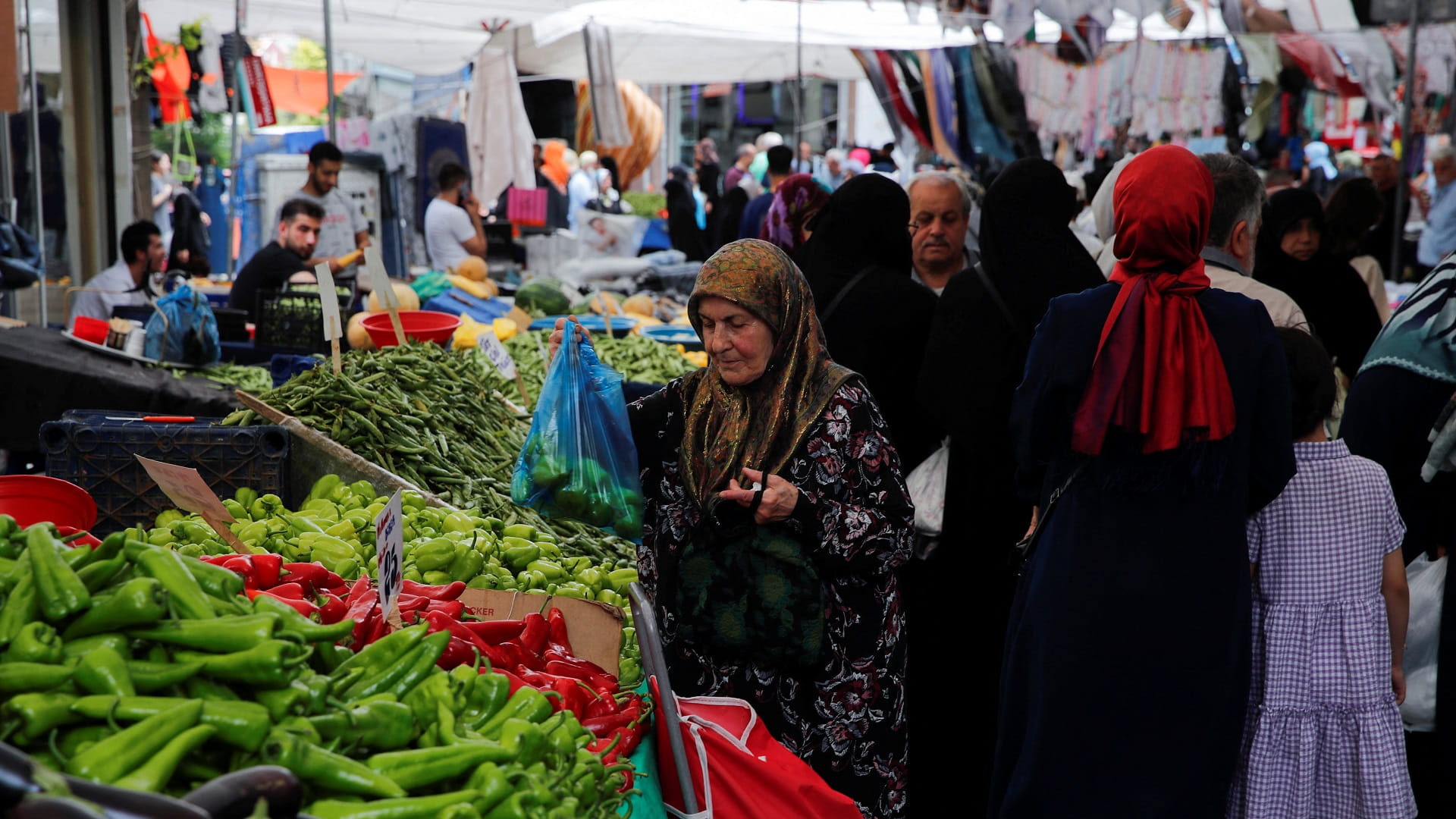 صورة بعنوان: مقترباً من التوقعات... التضخم بتركيا يرتفع إلى 61.53 % في سبتمبر 