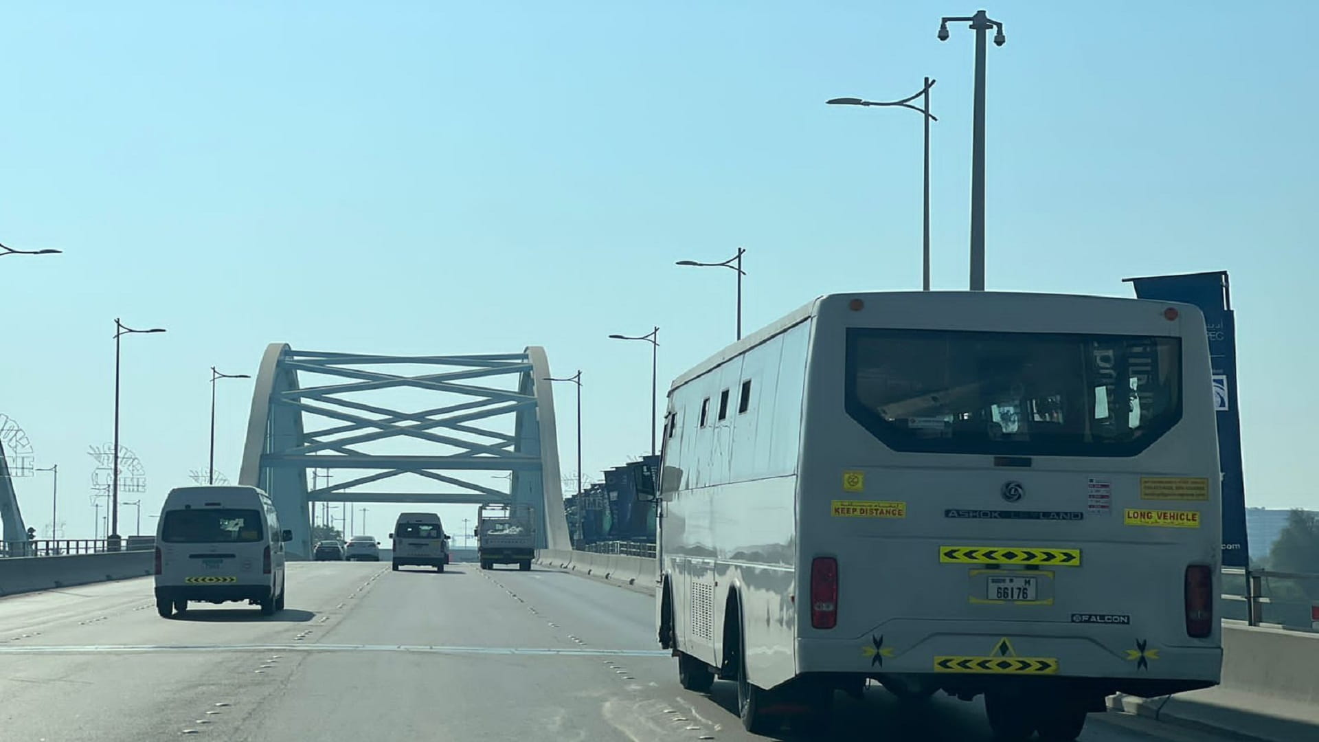 صورة بعنوان: منع دخول حافلات نقل العمال بساعات الذروة الصباحية لجزيرة أبوظبي 