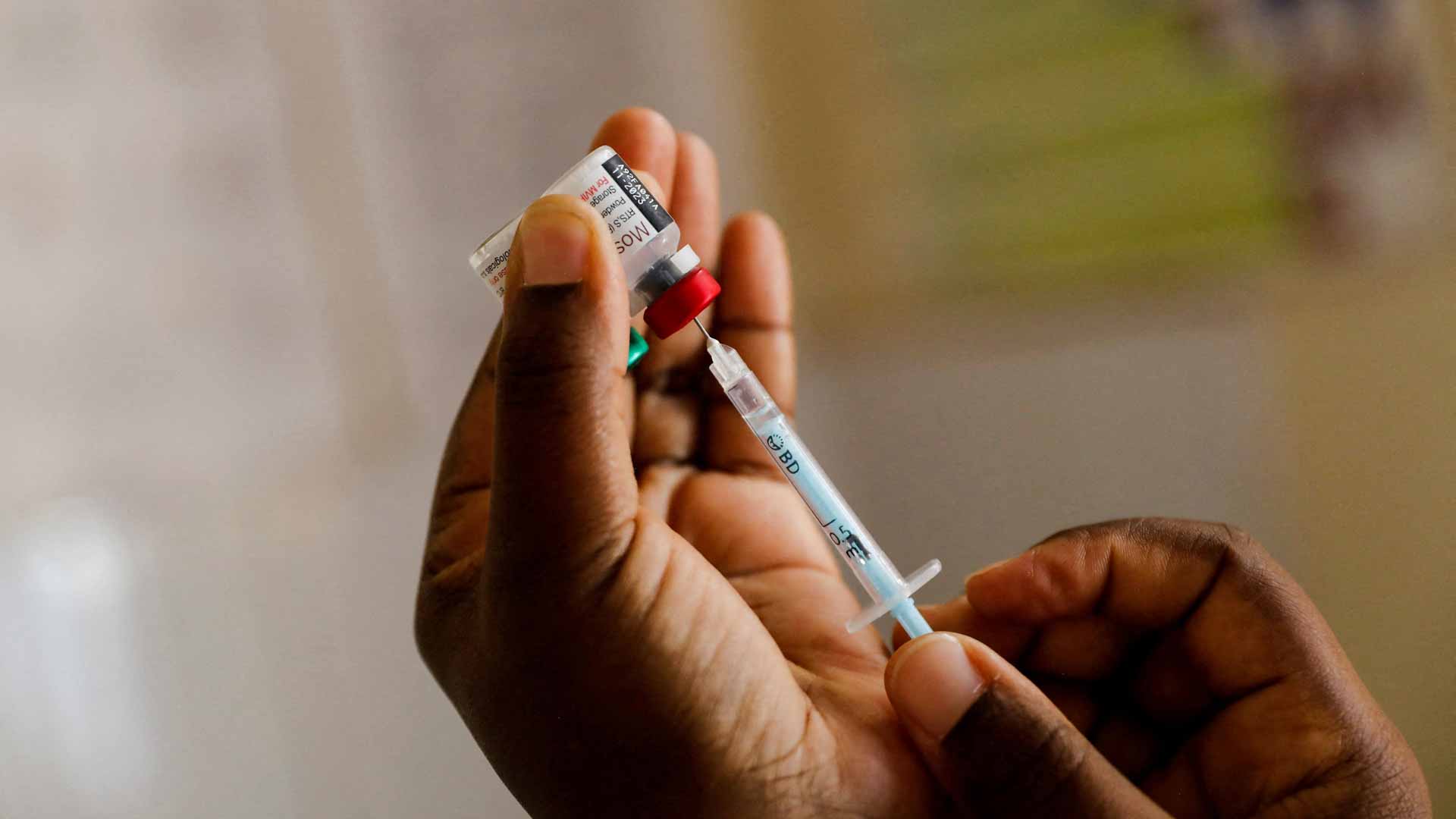 صورة بعنوان: مع إجازة تطعيم لحمى الضنك..الصحة العالمية توصي بلقاح جديد للملاريا 