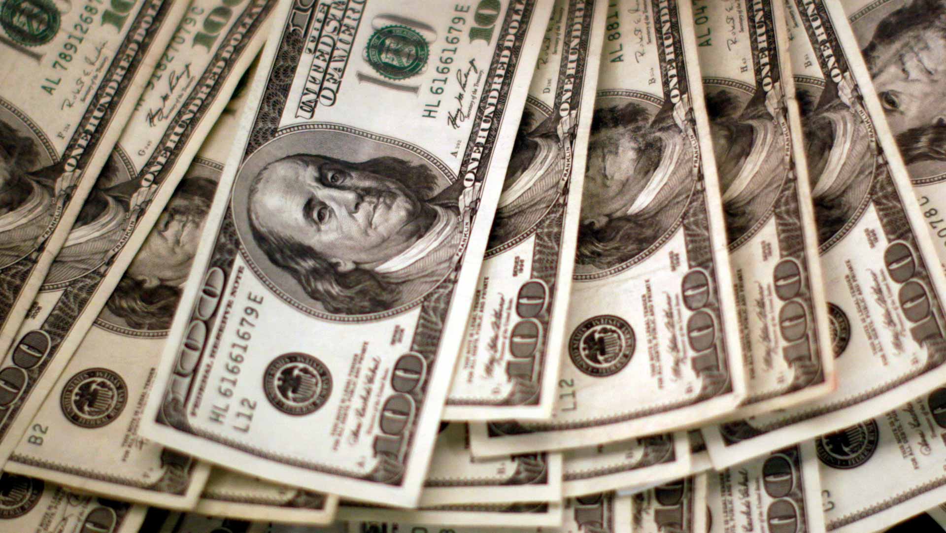 صورة بعنوان: وسط بيانات أميركية قوية...الدولار يحلق عالياً عند مستوى مرتفع جديد 