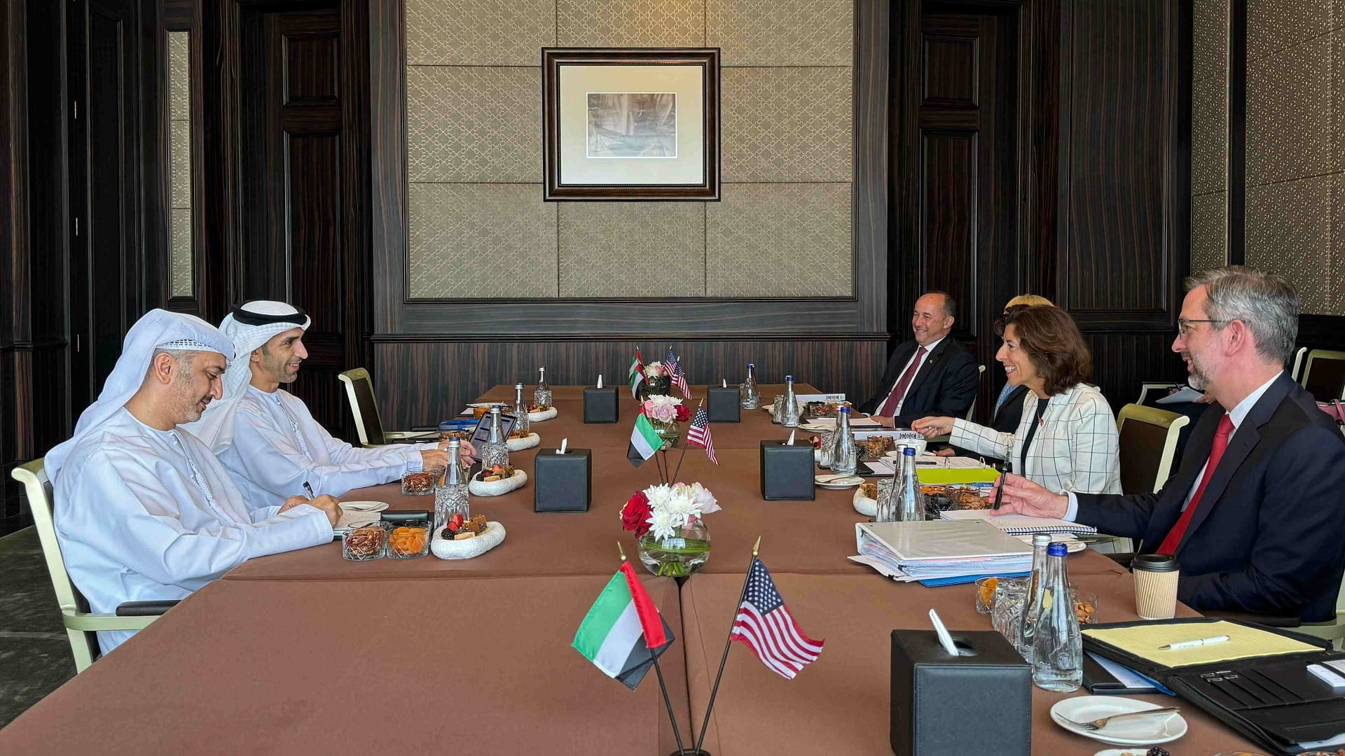 صورة بعنوان: الزيودي يبحث تعزيز التعاون الاقتصادي مع وزيرة التجارة الأميركية 