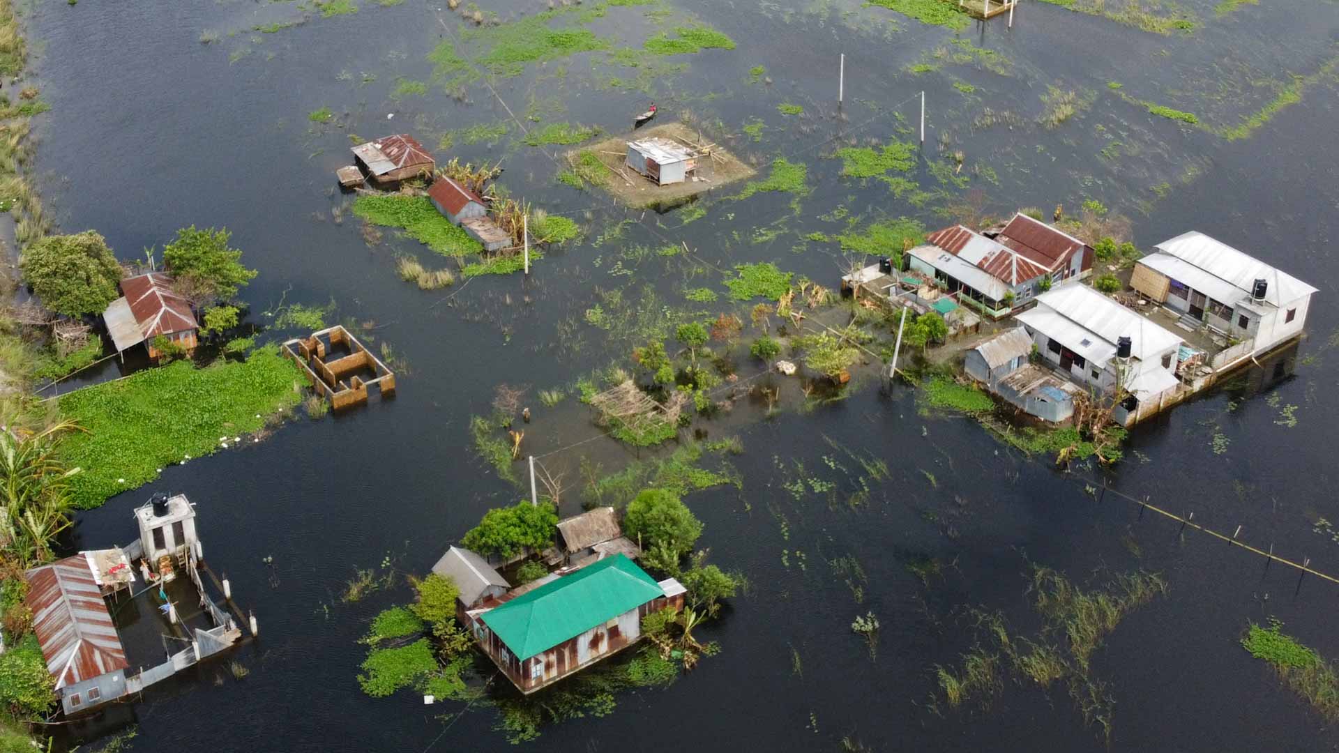 صورة بعنوان: بشكل مفاجئ...سيول عارمة تختطف 23 جندياً هندياً والطمي يبتلع مركبات 