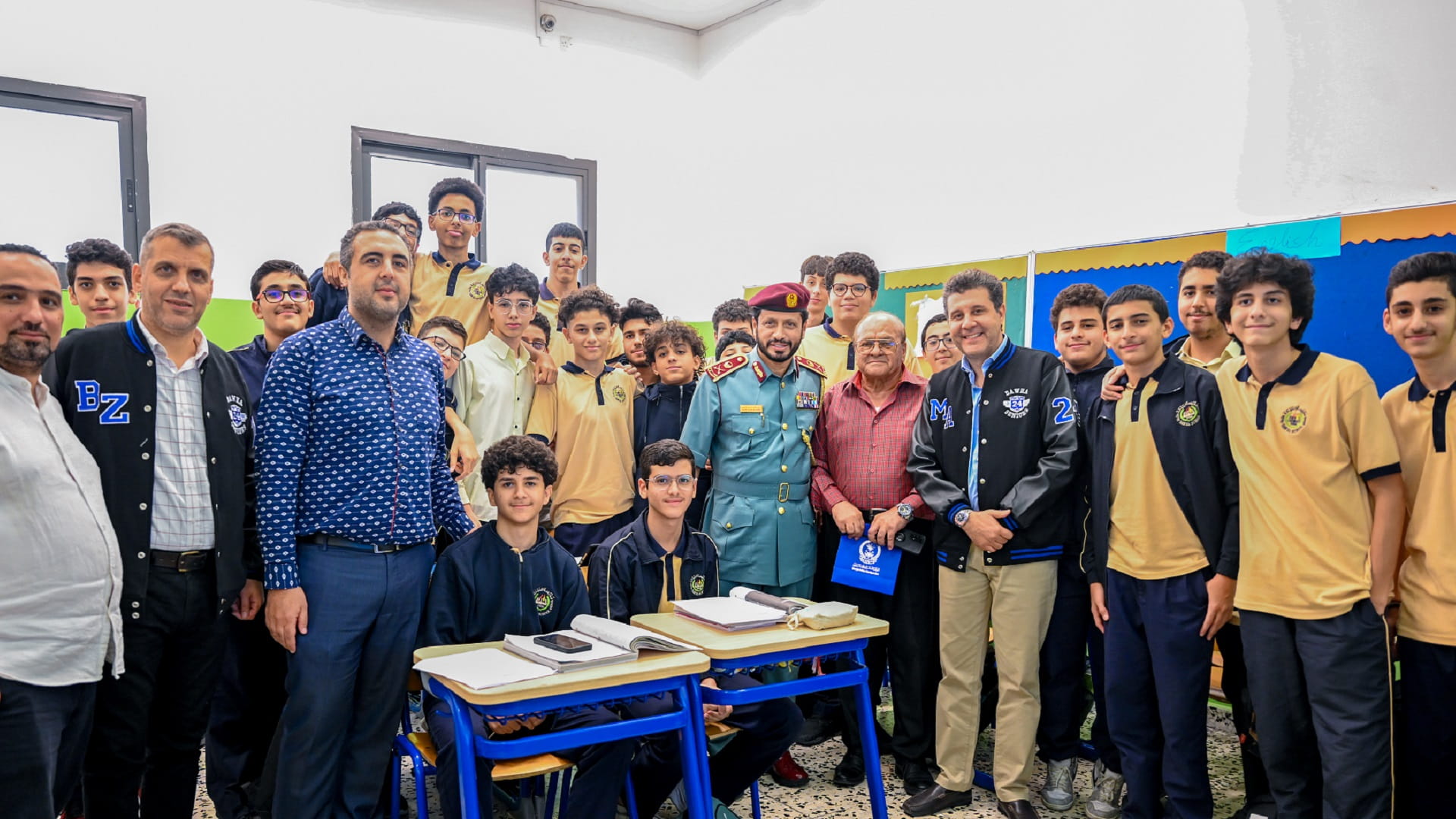 صورة بعنوان: قائد عام شرطة الشارقة يُفاجئ معلمه مكي جلال بزيارة في مقر عمله 