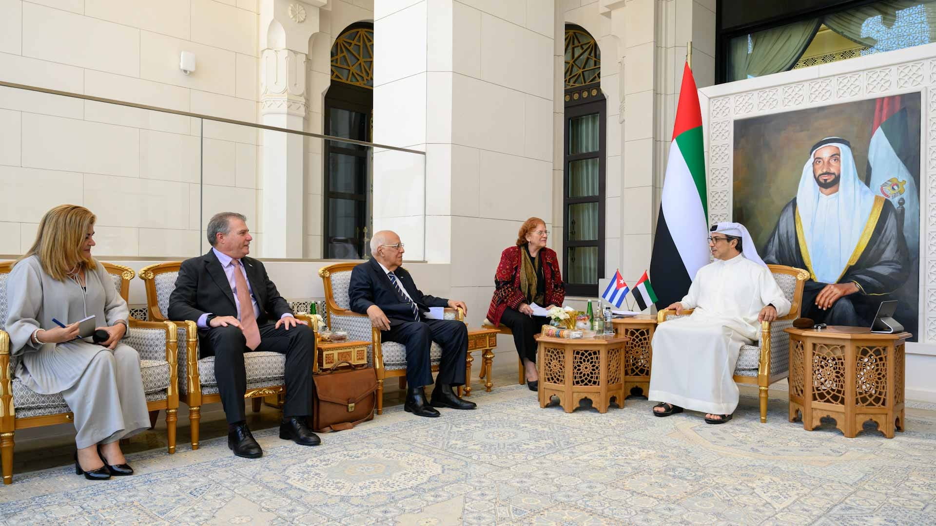 صورة بعنوان: منصور بن زايد يبحث مع نائب رئيس الوزراء الكوبي علاقات التعاون  