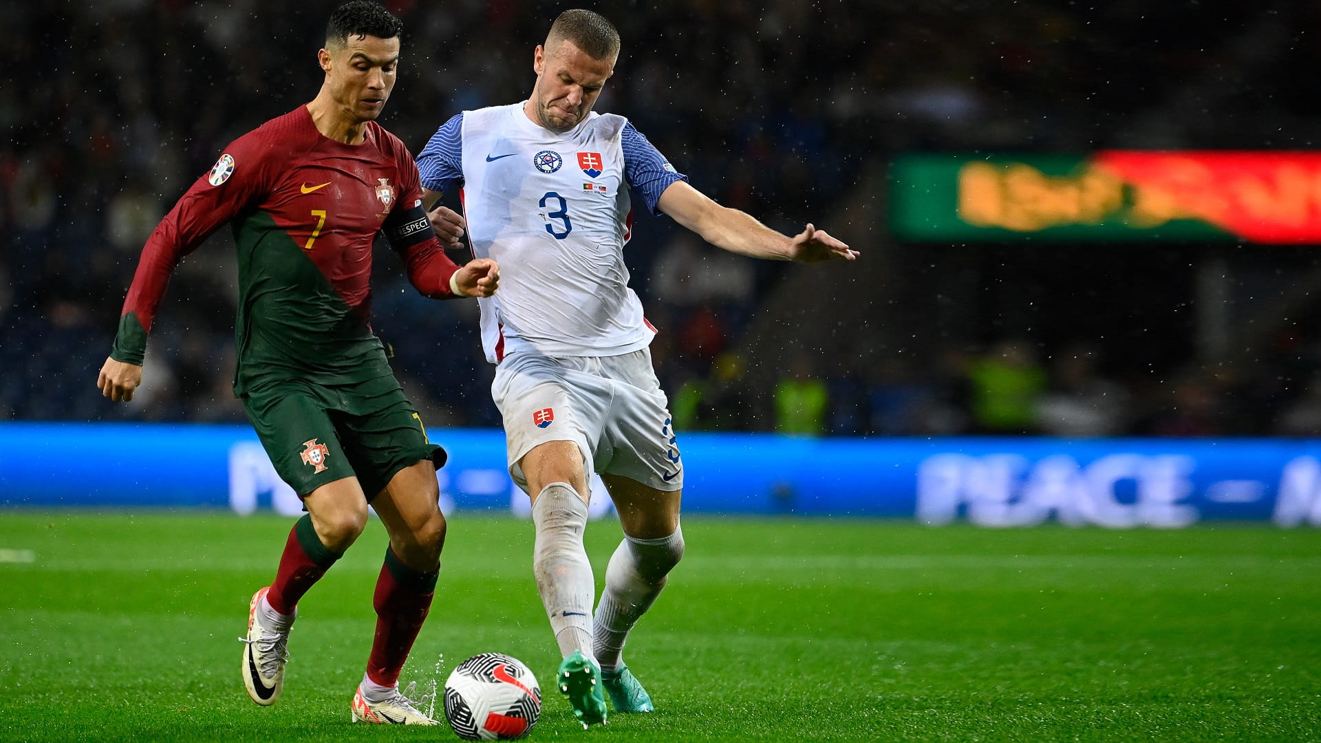 صورة بعنوان: منتخب البرتغال يحجز مقعده في نهائيات يورو 2024 