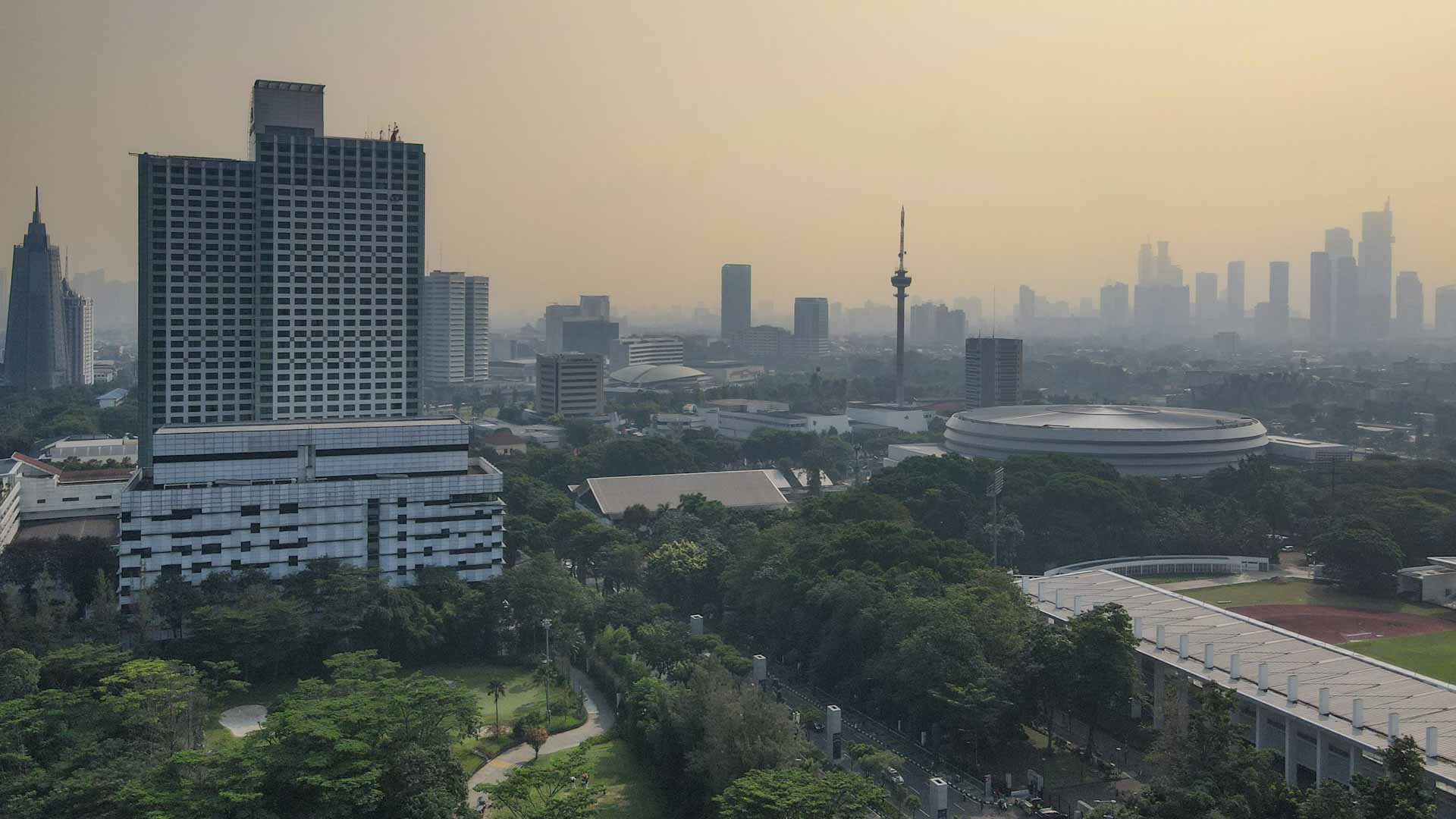 Image for the title: Indonesia fire haze pushes Singapore air into unhealthy range 