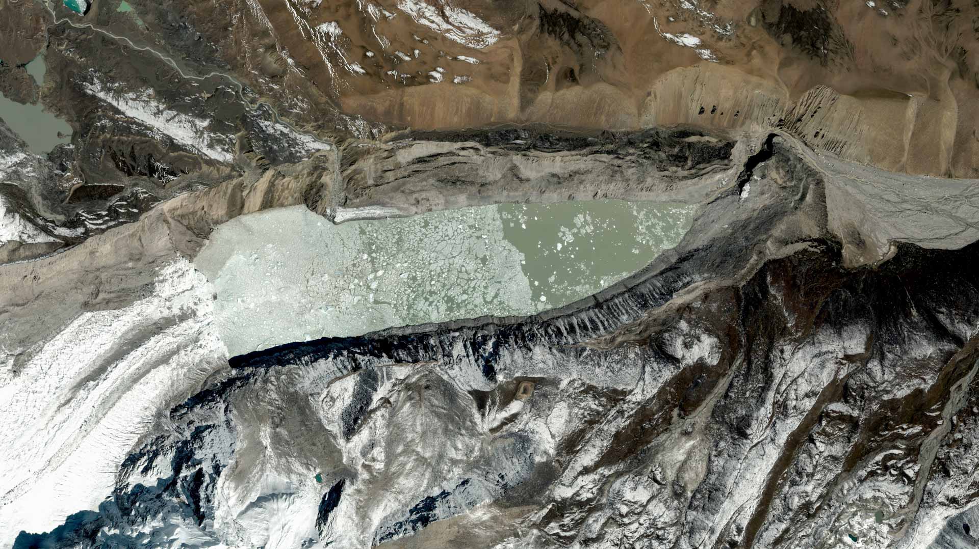 صورة بعنوان: فرق الإنقاذ الهندية تواجه صعوبة في الوصول لمتضرري الفيضانات 