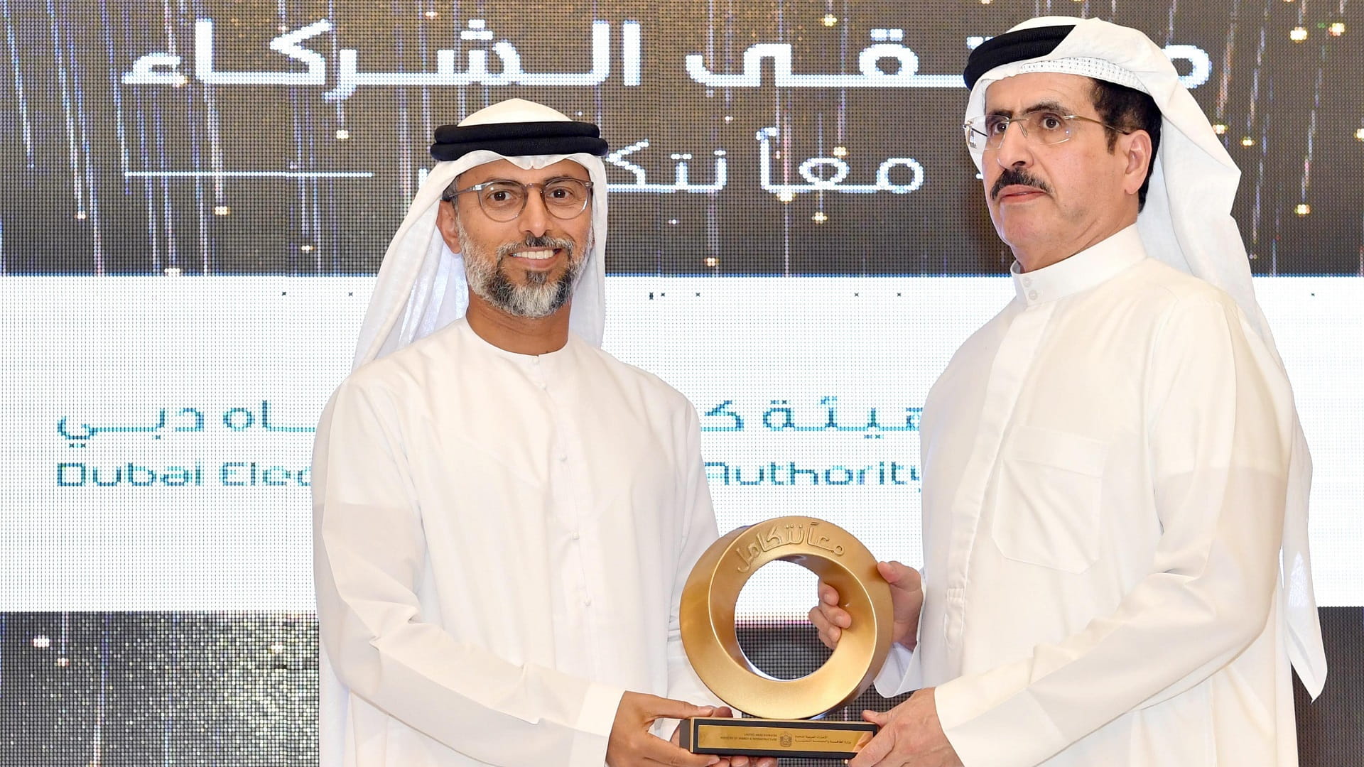 صورة بعنوان: المزروعي يكرم الشركاء الاستراتيجيين لوزارة الطاقة والبنية التحتية 