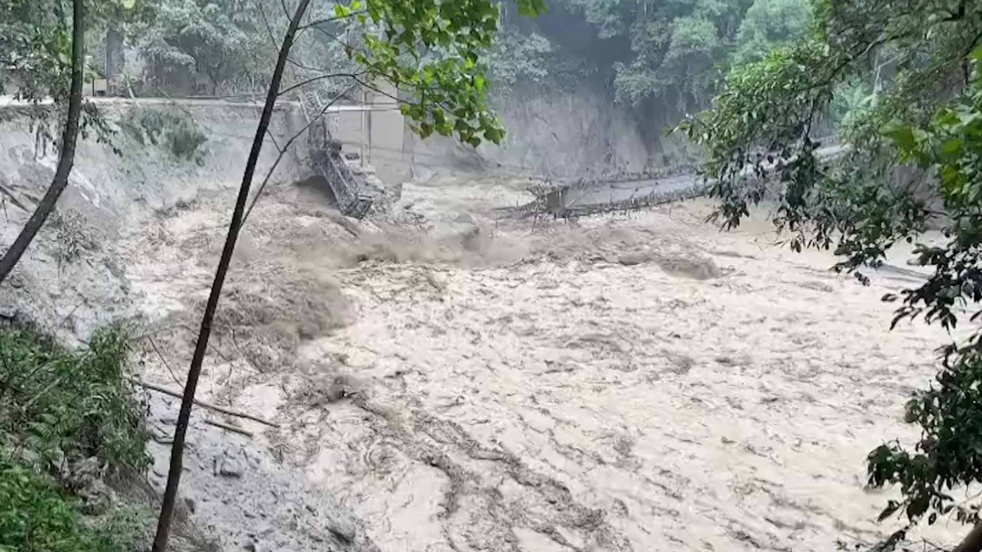 Image for the title: Indian flood toll up to 77 as waters recede 
