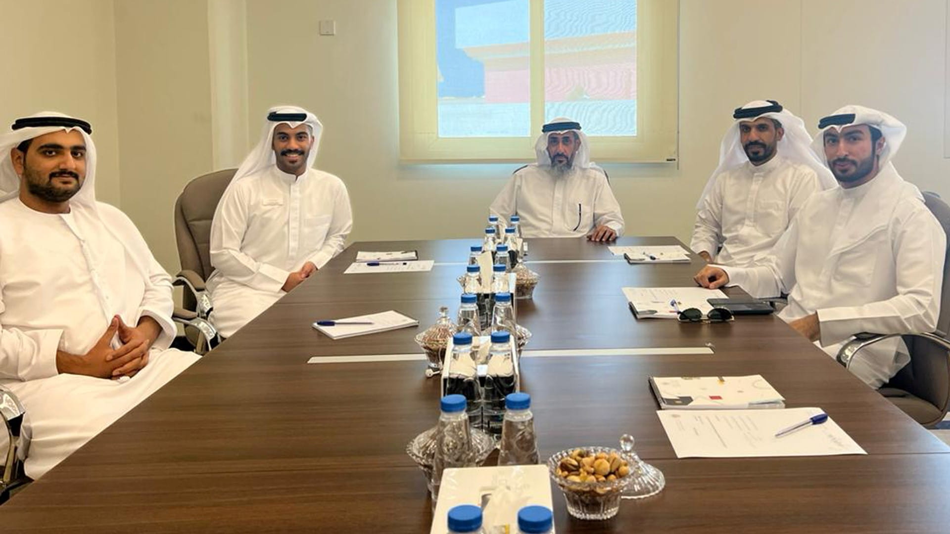 صورة بعنوان: مجلس ضاحية واسط يبحث مع "طرق الشارقة" خدمات البنية التحتية 