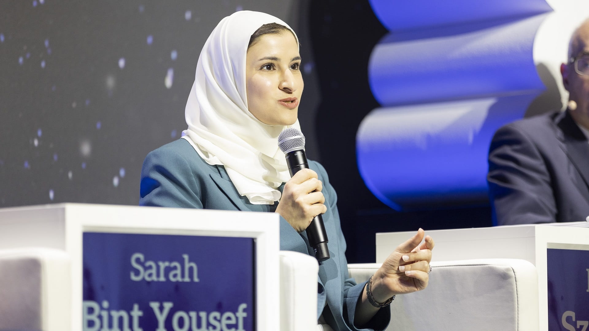 صورة بعنوان: سارة الأميري تشارك في قمة مؤسسة جنيف الرائدة للعلوم والدبلوماسية 