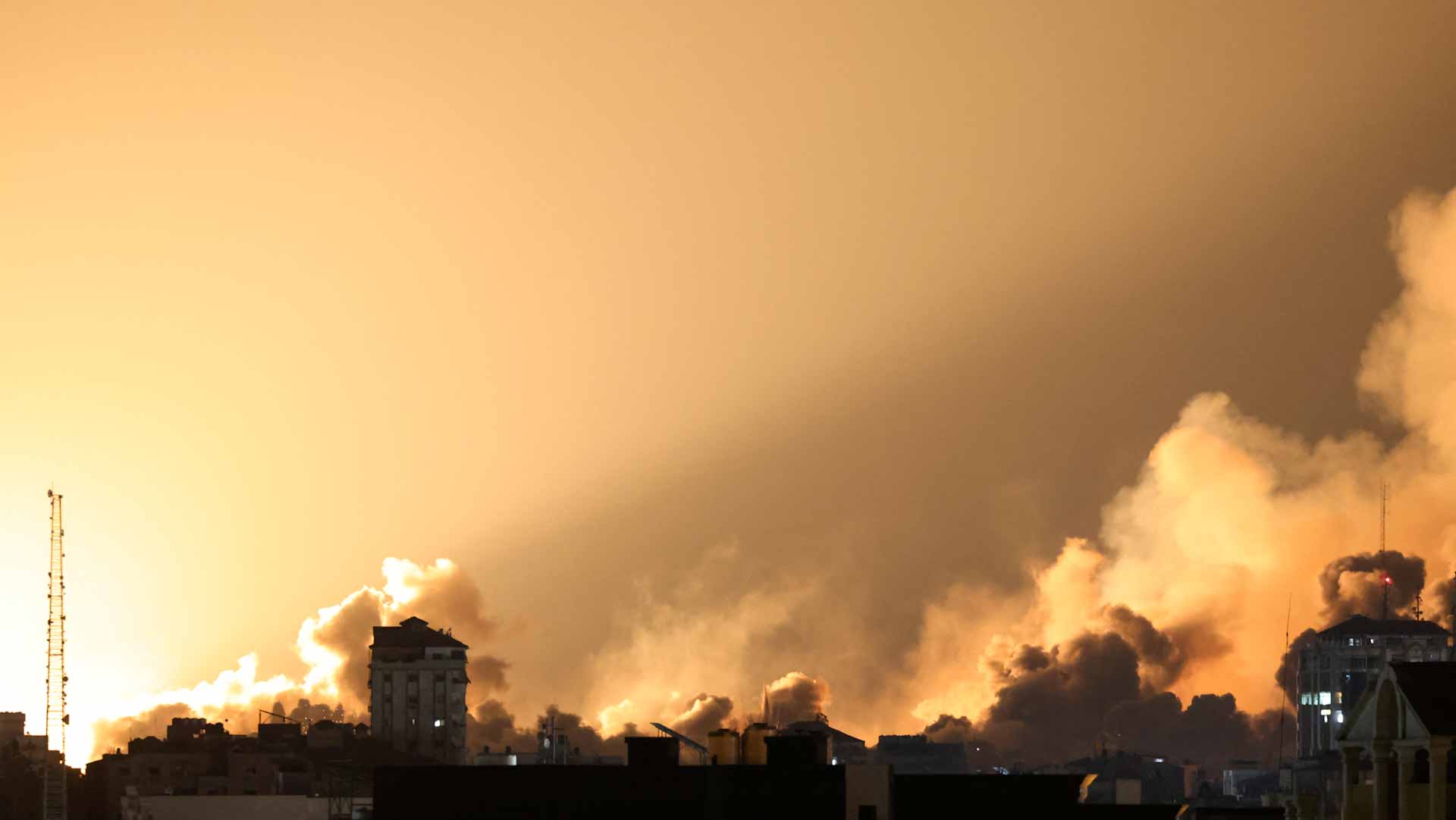 صورة بعنوان: عقب هجوم حماس...إسرائيل تدك غزة بالقذائف وحصيلة الضحايا في ارتفاع  