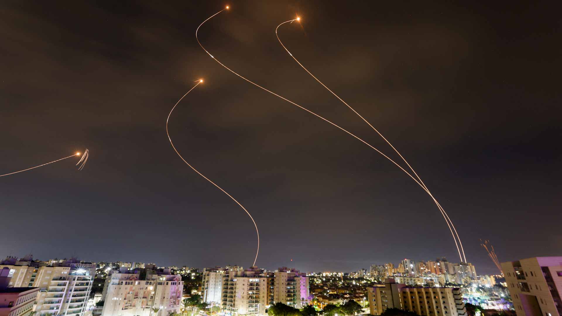 صورة بعنوان: إسرائيل تقصف غزة وتشتبك مع مسلحي حماس بعد التوغل الدموي 