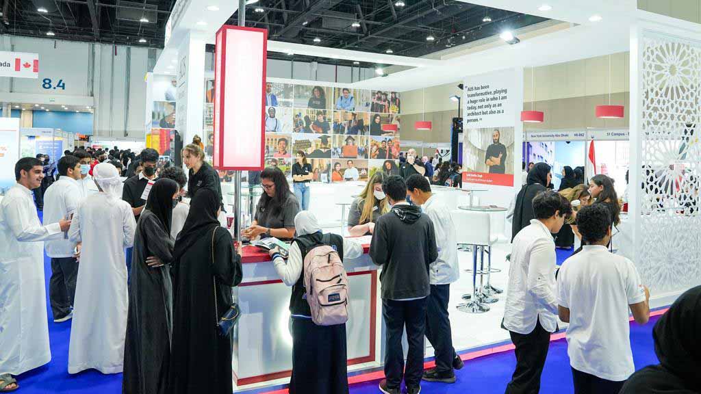 صورة بعنوان: "أميركية الشارقة" تستعرض برامجها ومنحها الدراسية في 3 معارض 