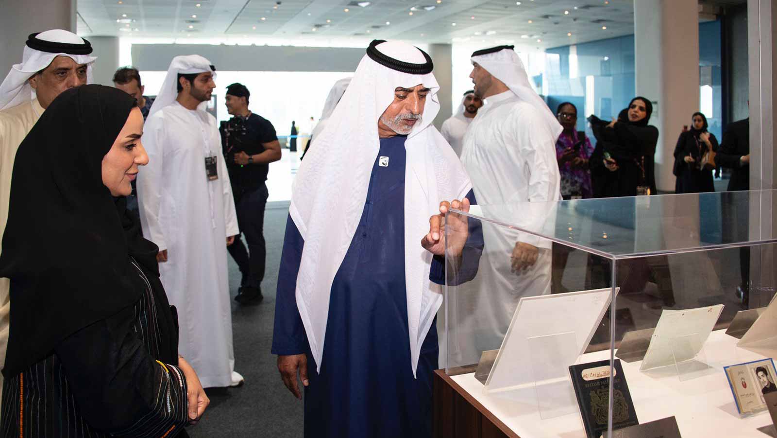 صورة بعنوان: نهيان بن مبارك يتفقد المشاركات في كونغرس المجلس الدولي للأرشيف 