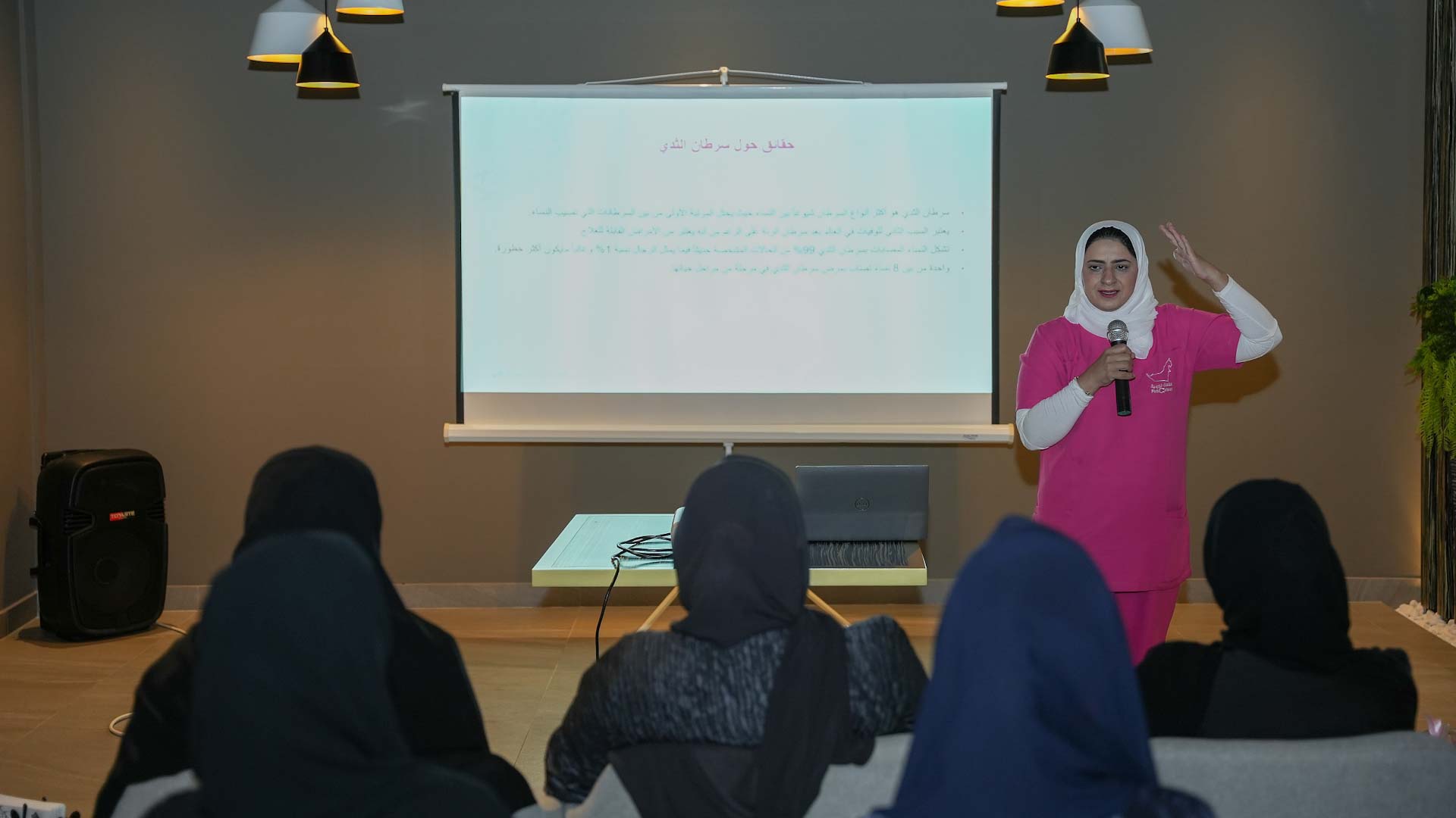 صورة بعنوان: "الشارقة لإدارة الأصول" تحتفي بأكتوبر الوردي بجلسة وورش توعوية 