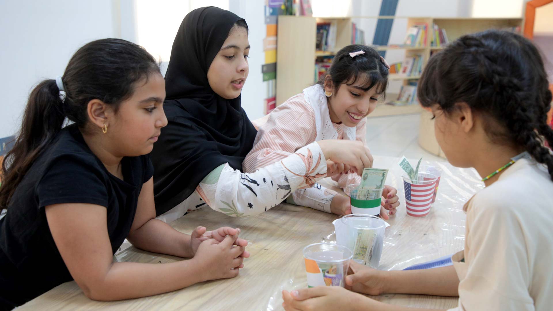 صورة بعنوان: "أطفال الشارقة" تعزز مفهوم الادخار في نفوس الصغار  