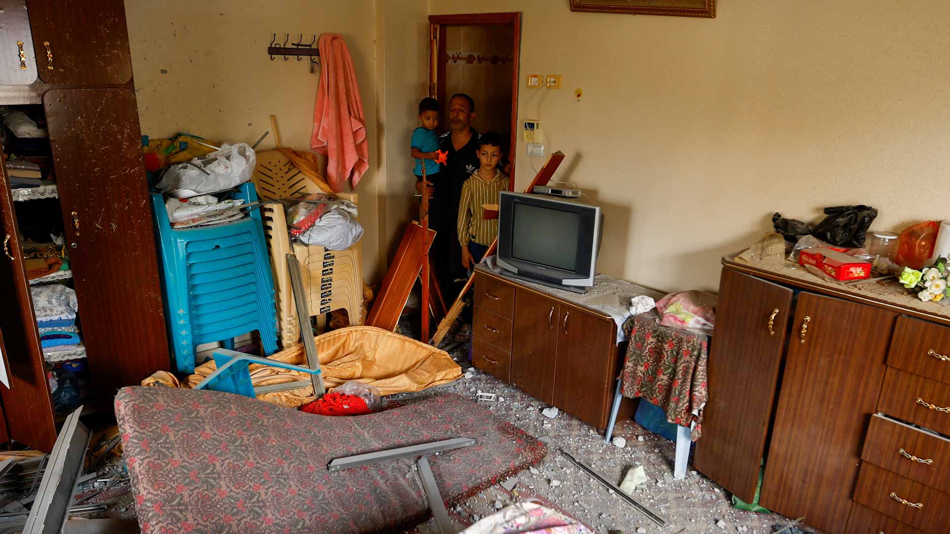 صورة بعنوان: غزة.. لا كهرباء حتى الآن ومقتل 3 مسعفين في القصف الإسرائيلي 