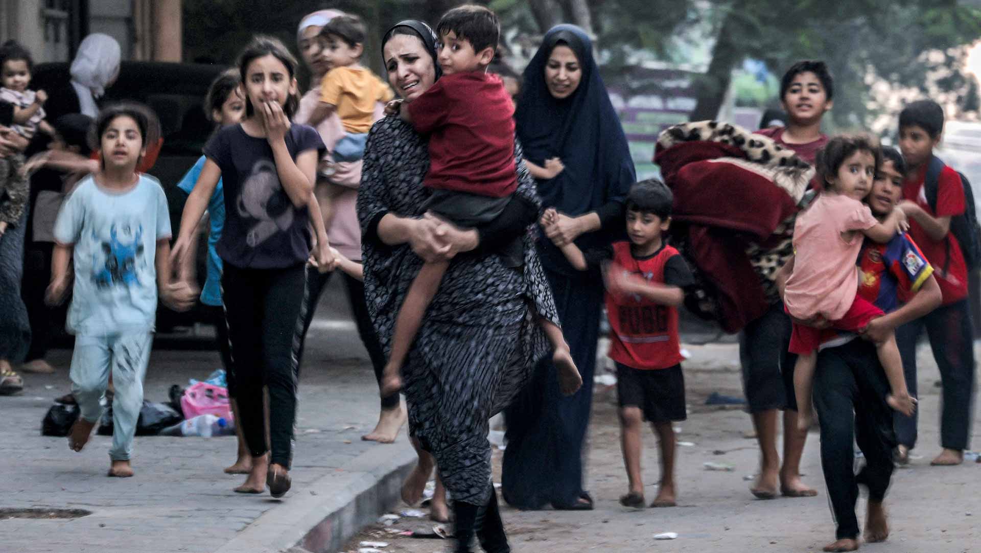 صورة بعنوان: هرباً من القصف الإسرائيلي...أكثر من 260 ألف شخص ينزحون داخل غزة 