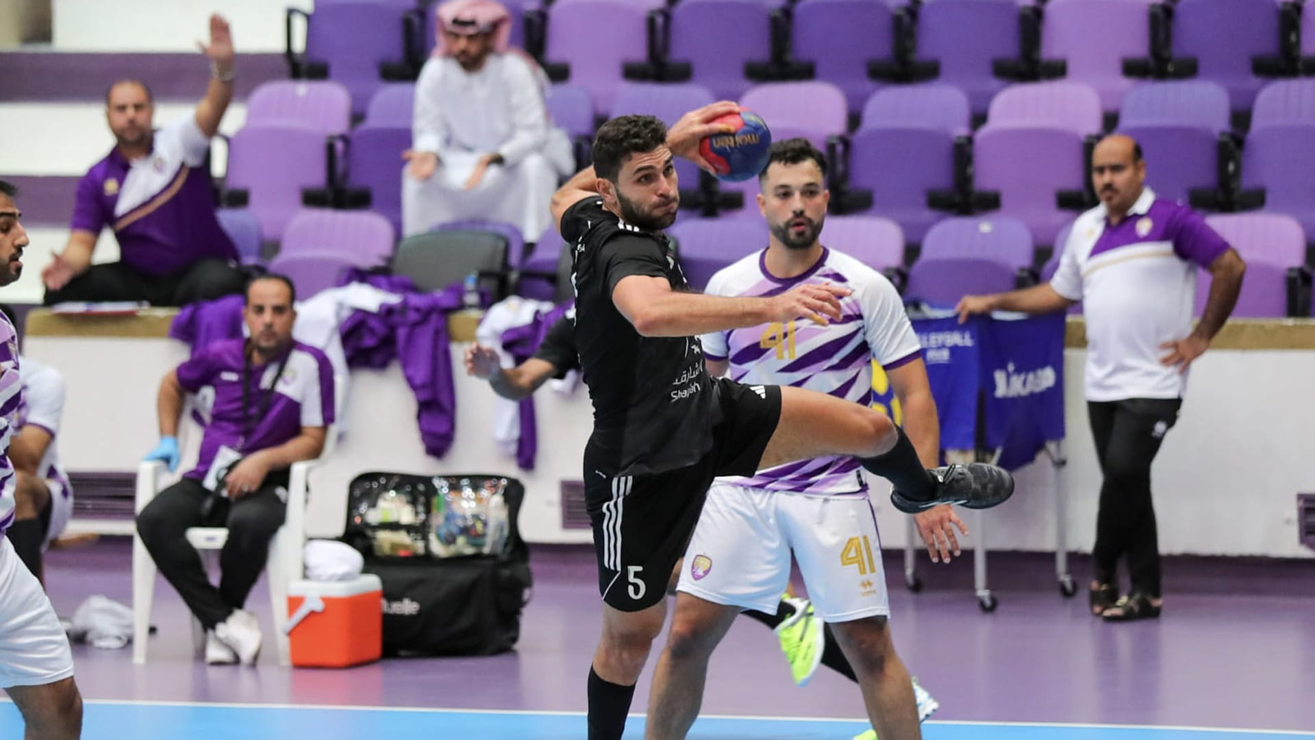 صورة بعنوان: الشارقة يضع قدماً في نصف نهائي كأس الإمارات لكرة اليد 