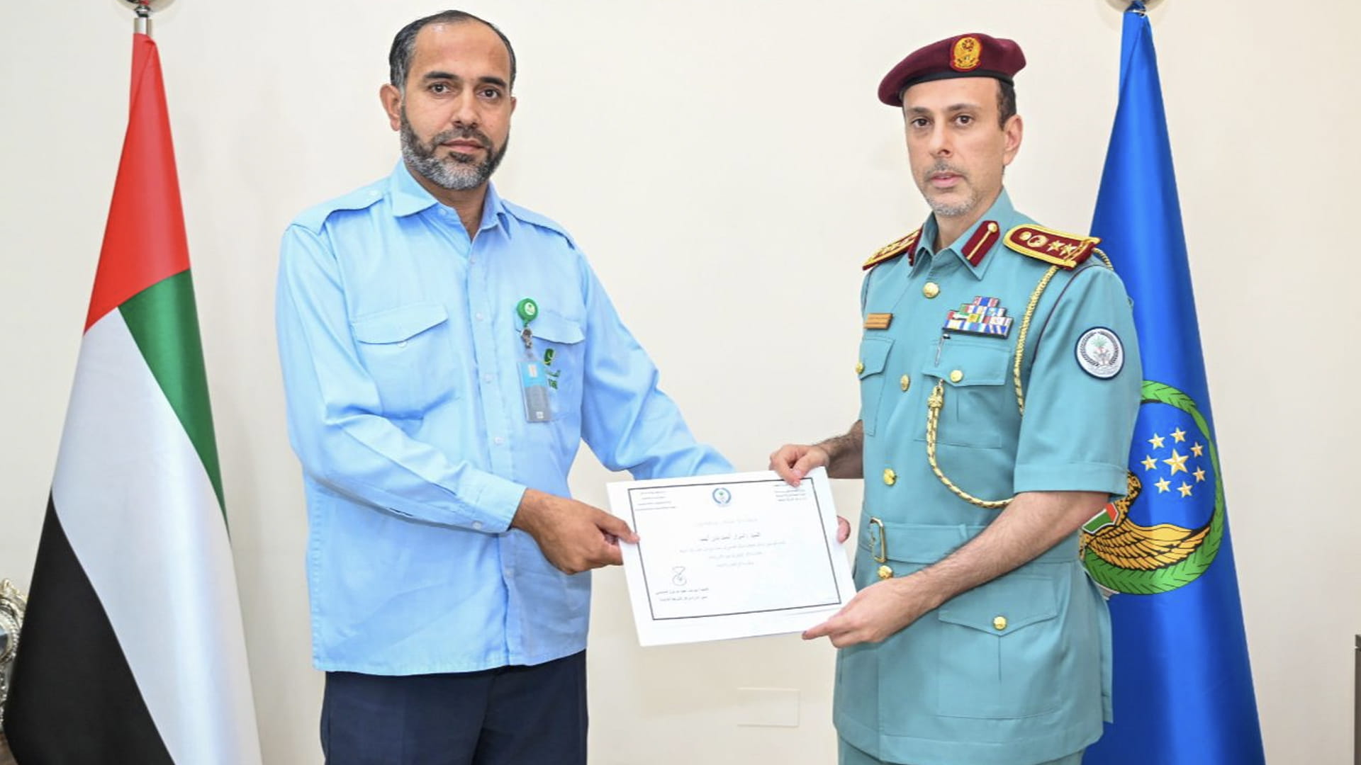 صورة بعنوان: إدارة مراكز شرطة الشارقة تكرّم متعاوناً لأمانته ونزاهته 