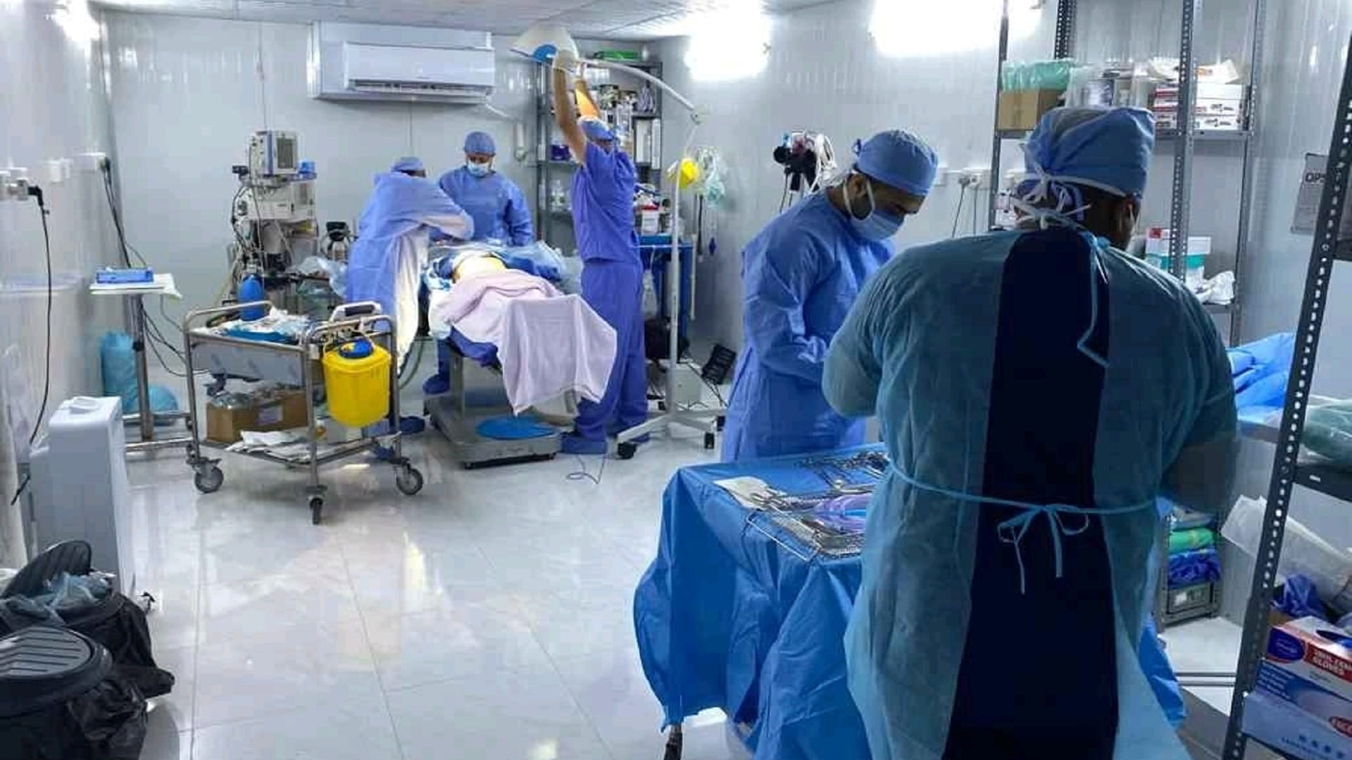 صورة بعنوان: الإمارات تفتتح مستشفى ميدانياً للشعب الأفغاني المتضرر من الزلزال 