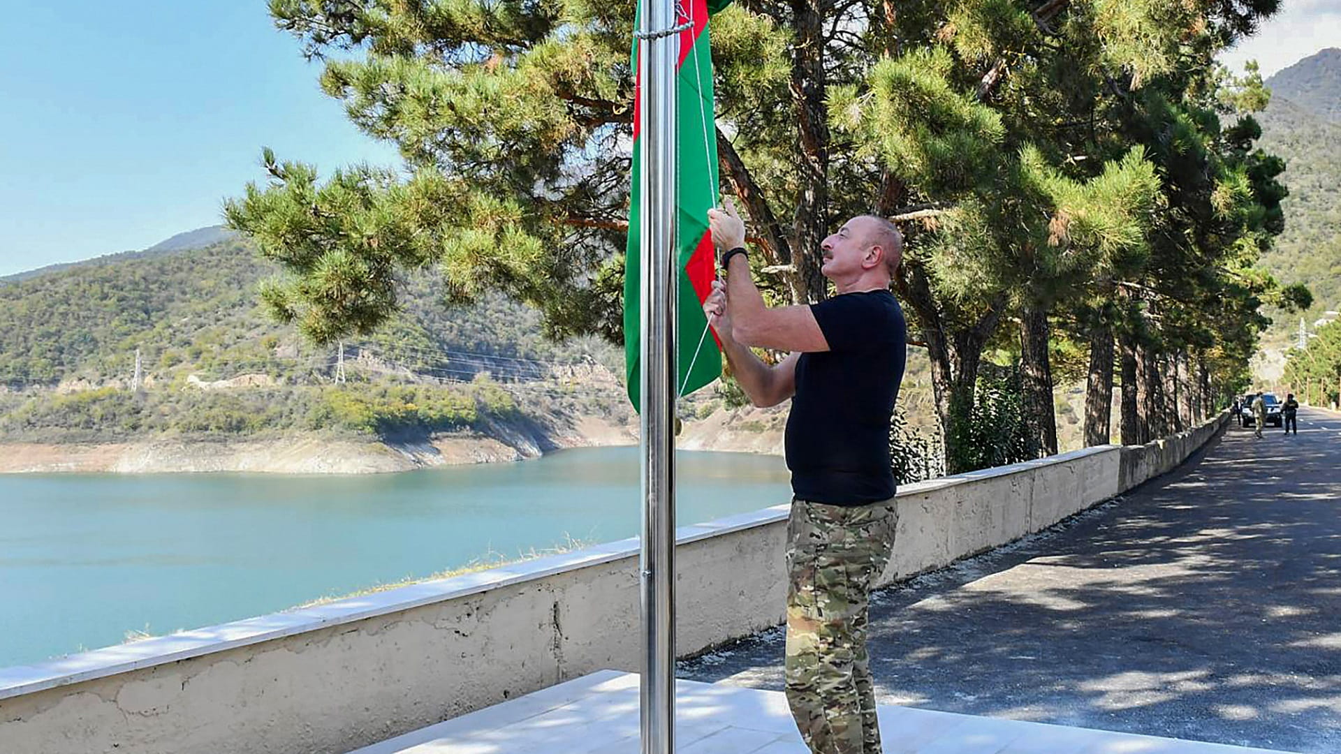 صورة بعنوان: إلهام علييف يرفع علم أذربيجان في عاصمة ناغورني قره باغ 