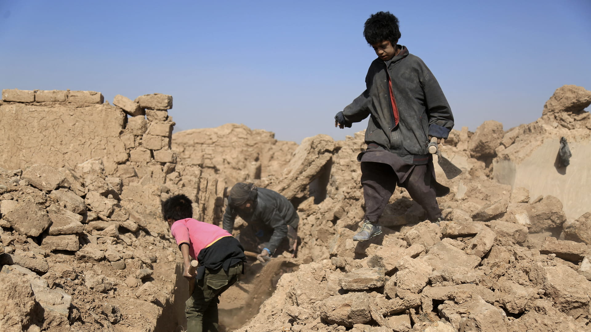 صورة بعنوان: سكان غرب أفغانستان يفرّون بعد سقوط قتيلين في زلزال جديد 