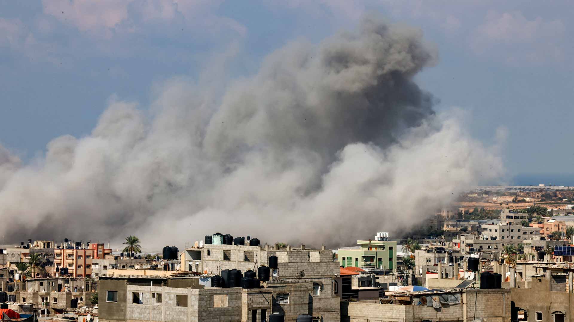 Image for the title: Calls mount to let aid in to besieged Gaza 