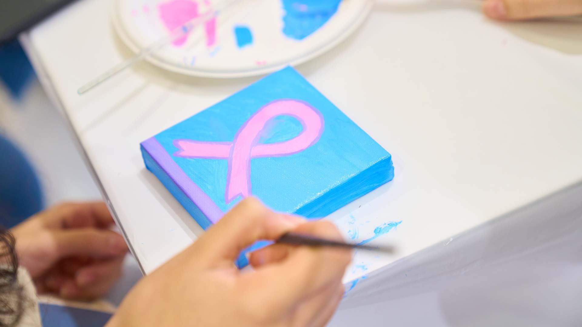 صورة بعنوان: "سيدات الشارقة" يستقبل "أكتوبر الوردي" ويعزز أهميته بفعاليات صحية  