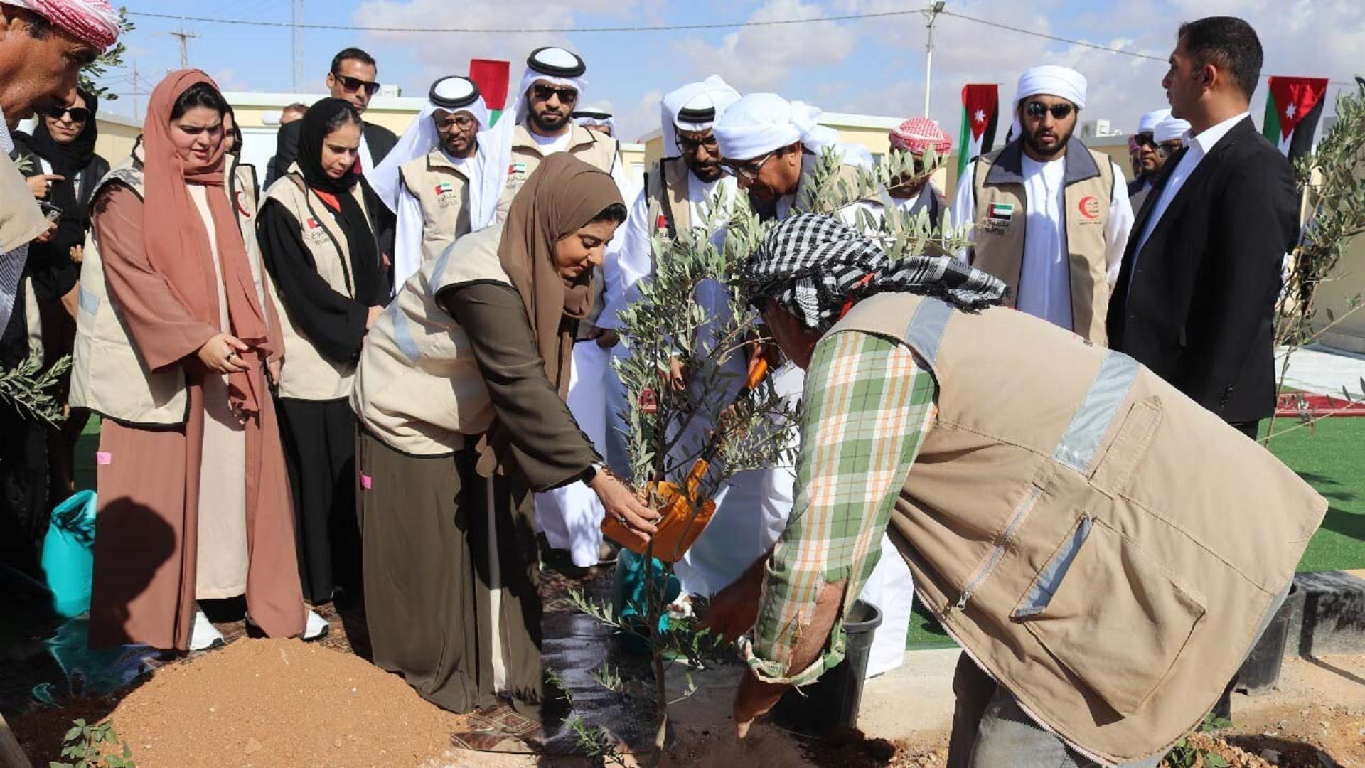 صورة بعنوان: الهلال الأحمر يفتتح المنطقة الخضراء في المخيم الإماراتي الأردني  