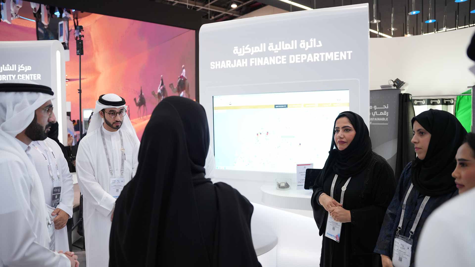 صورة بعنوان: "مالية الشارقة" تُعرف زوار "جيتكس" بأنظمتها الرقمية الجديدة 