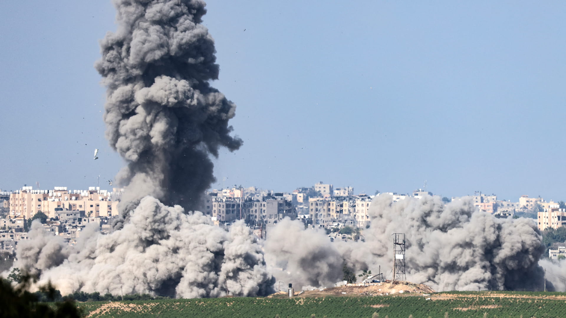 صورة بعنوان: تصرف غير عقلاني.. إسرائيل تضرب موقعاً لحماس بالقرب من كنيسة في غزة 