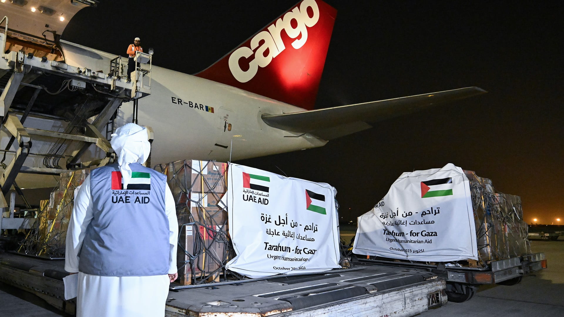 Image for the title: UAE sends 68 tonnes of food supplies to Gaza Strip 