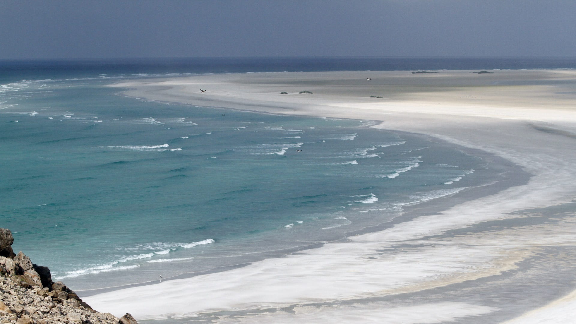 صورة بعنوان: العاصفة "تيج" تتجه إلى جزيرة سقطرى اليمنية وسط تحذيرات من تأثيرها 