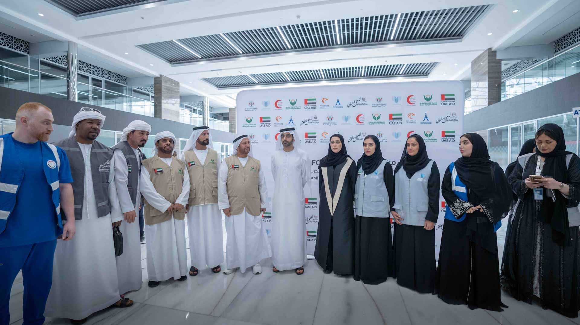 صورة بعنوان: بإكسبو الشارقة...سالم بن عبد الرحمن يتفقد حملة "تراحم من أجل غزة" 