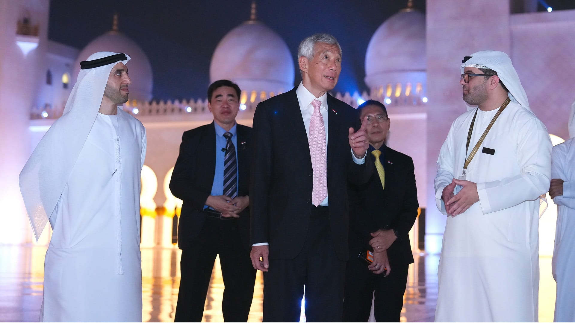 Image for the title: Prime Minister of Singapore visits Sheikh Zayed Grand Mosque 