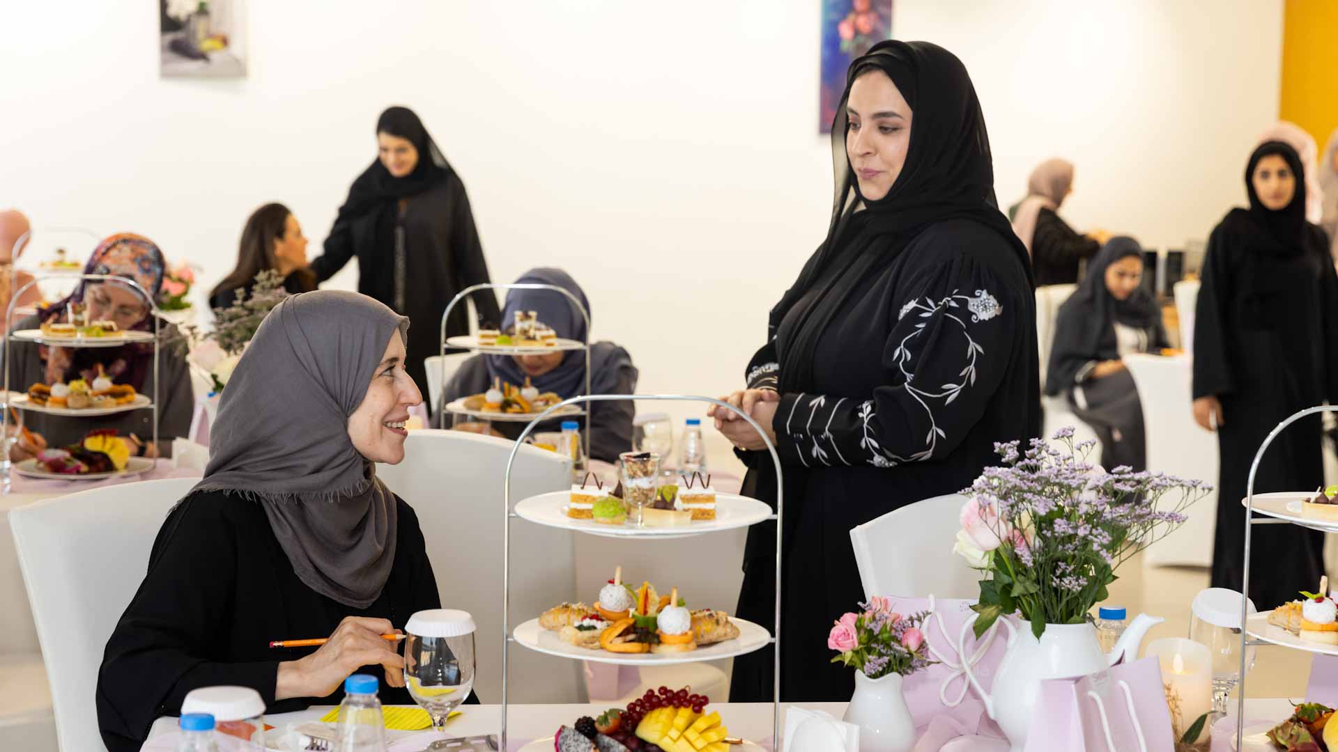 صورة بعنوان: نادي سيدات الشارقة ينظم جلسة "شاي ما بعد الظهيرة" لعضواته  