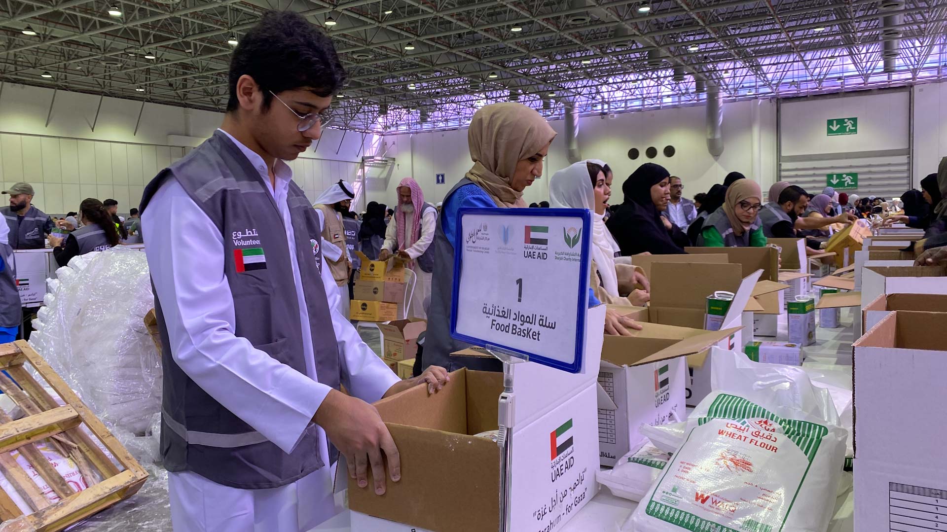 صورة بعنوان: 4000 متطوع يلبون نداء الإنسانية لحملة "تراحم من أجل غزة" بالشارقة 