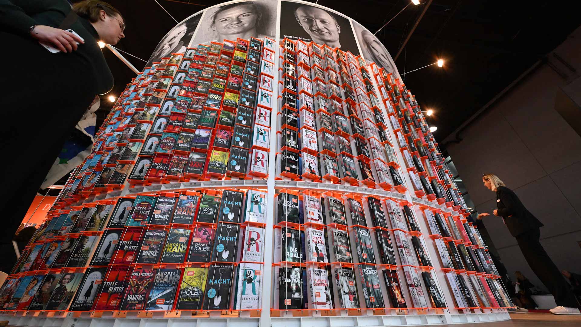 صورة بعنوان: في جدال...الذكاء الاصطناعي يكتب نصوصاً أدبية لكنه يعجز عن إبداعها 