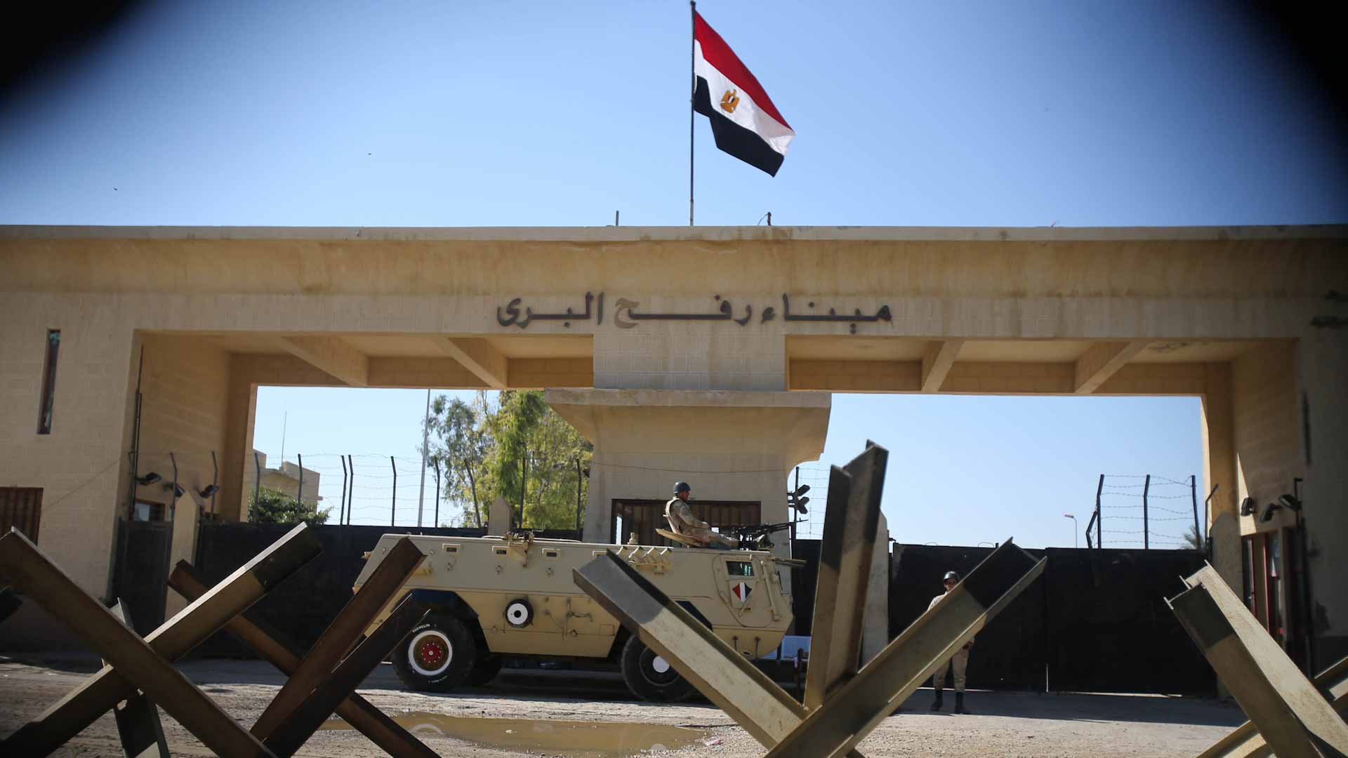صورة بعنوان: دخول ثالث قافلة مساعدات إنسانية إلى قطاع غزة من معبر رفح 