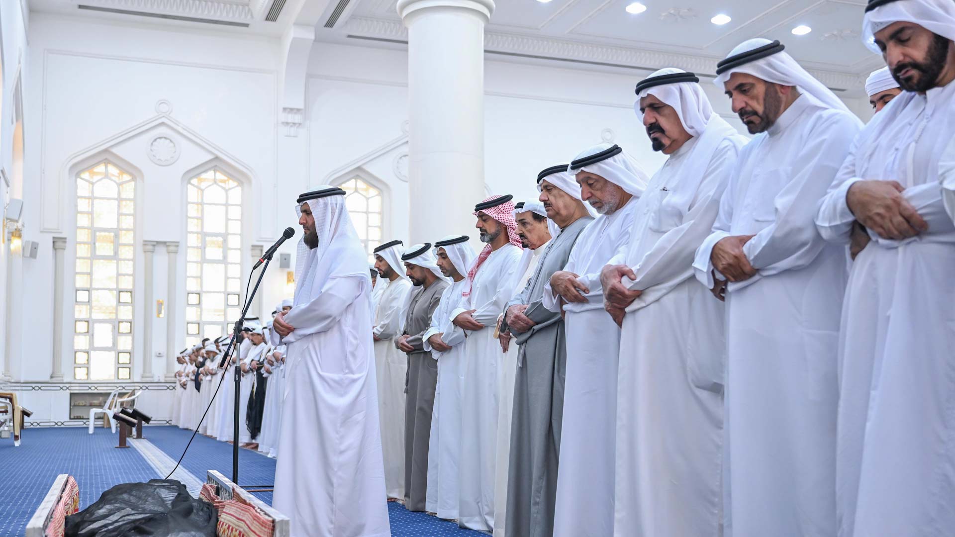 صورة بعنوان: حاكم عجمان وولي عهده يؤديان صلاة الجنازة على جثمان أحمد النعيمي 