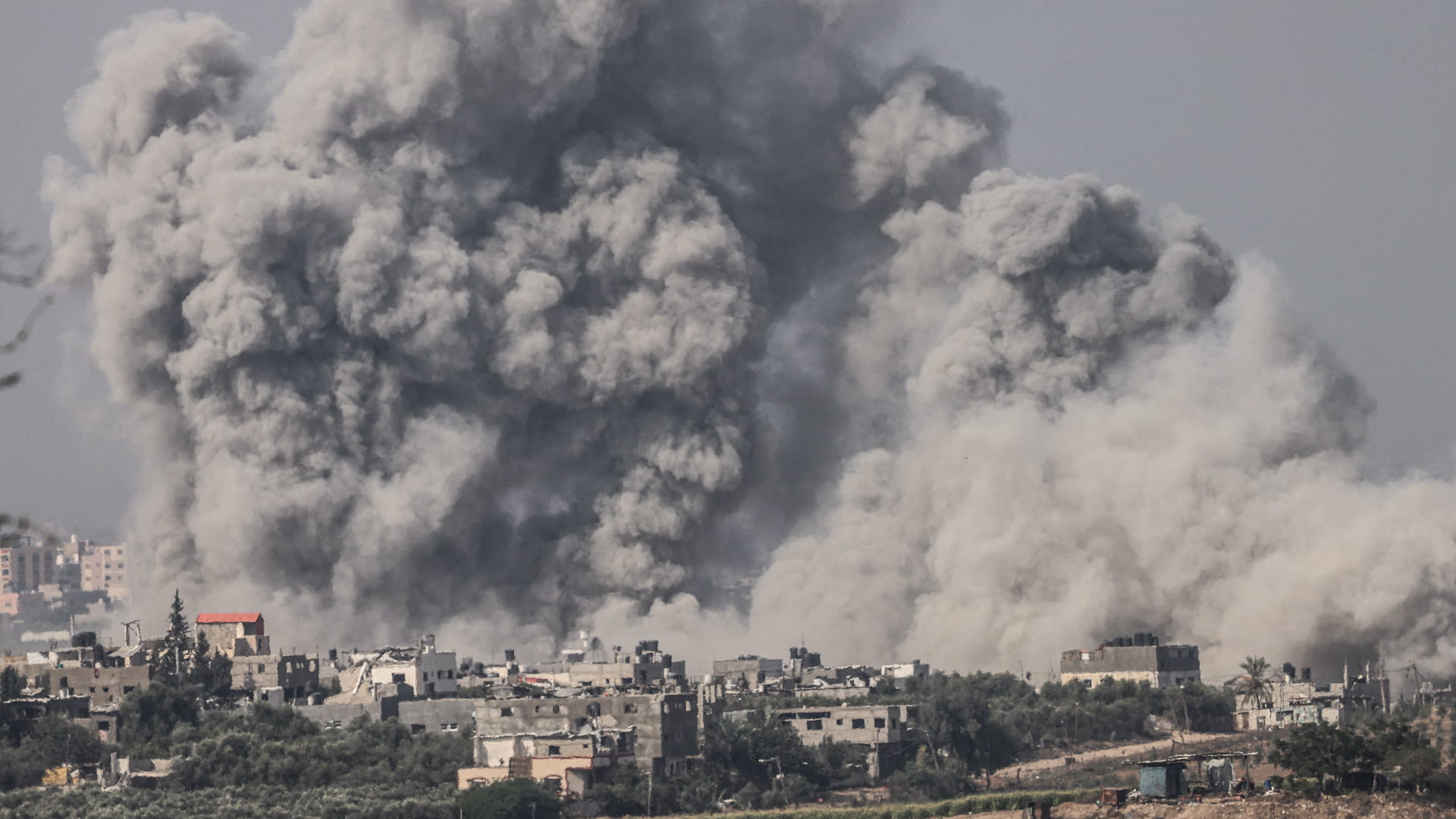 صورة بعنوان: مع استمرار القصف...إسرائيل تقتل 140 في غارات ليلية على قطاع غزة  